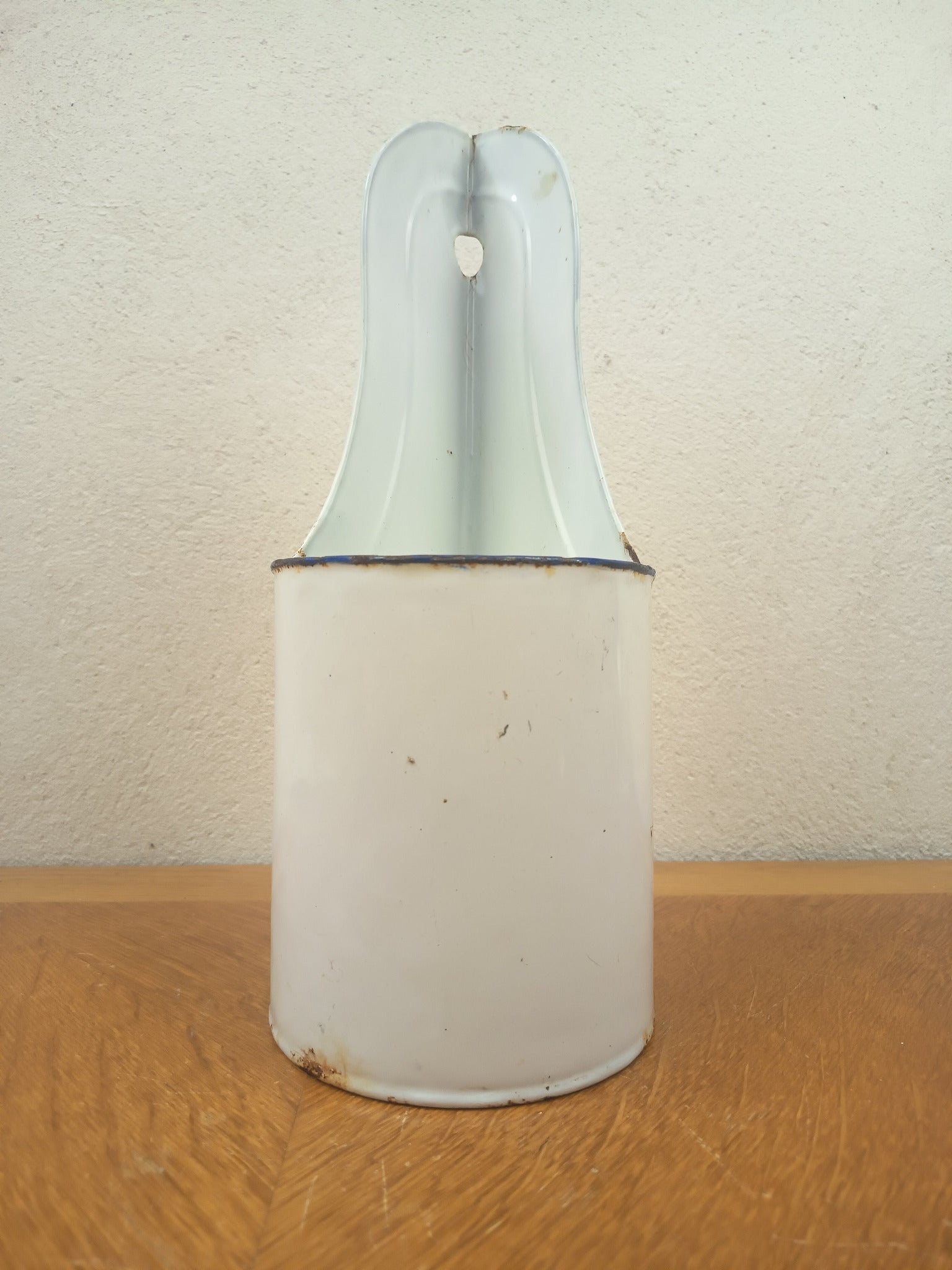 Porte-ustensiles ancien d’encoignure en tôle émaillée blanche avec liseré bleu, 37 cm de haut.