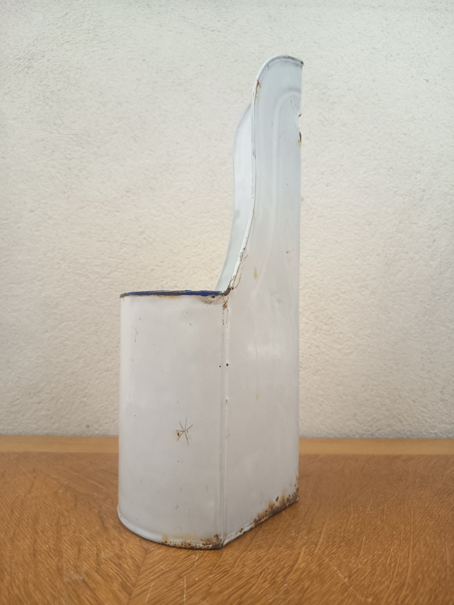 Porte-ustensiles ancien d’encoignure en tôle émaillée blanche avec liseré bleu, 37 cm de haut.