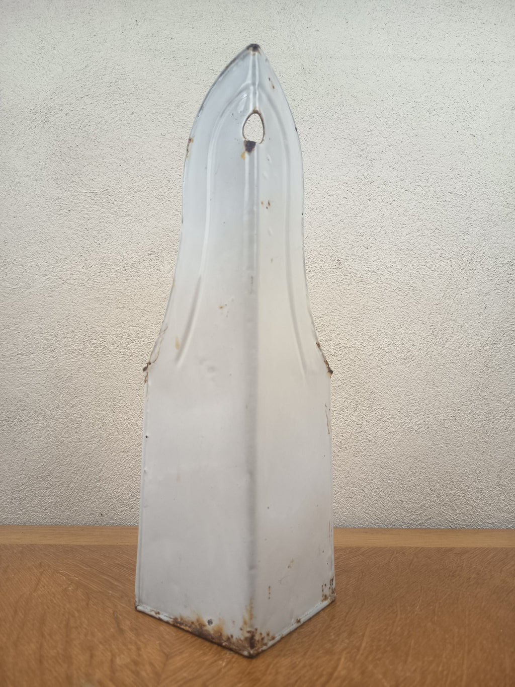 Porte-ustensiles ancien d’encoignure en tôle émaillée blanche avec liseré bleu, 37 cm de haut.