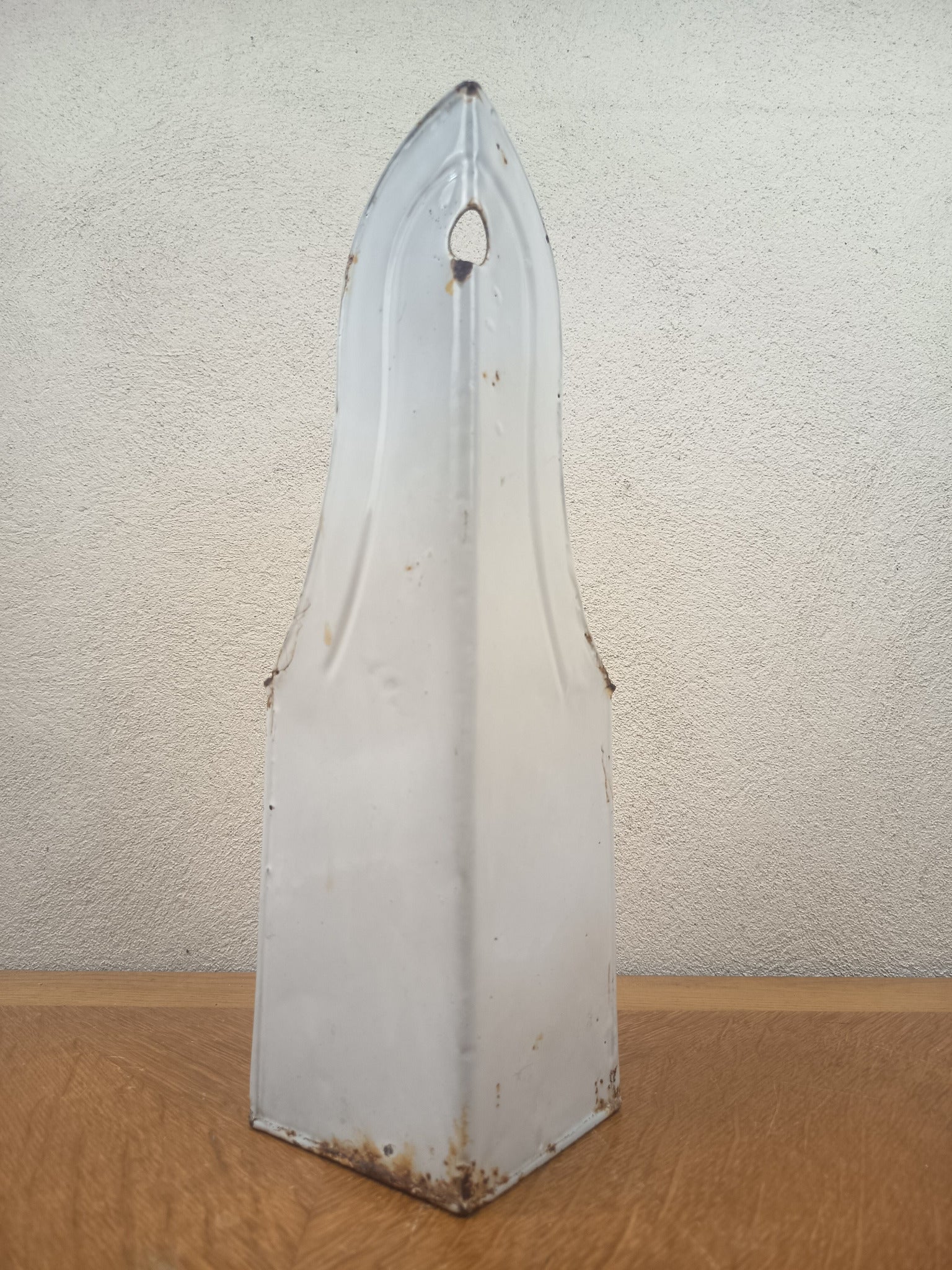 Porte-ustensiles ancien d’encoignure en tôle émaillée blanche avec liseré bleu, 37 cm de haut.