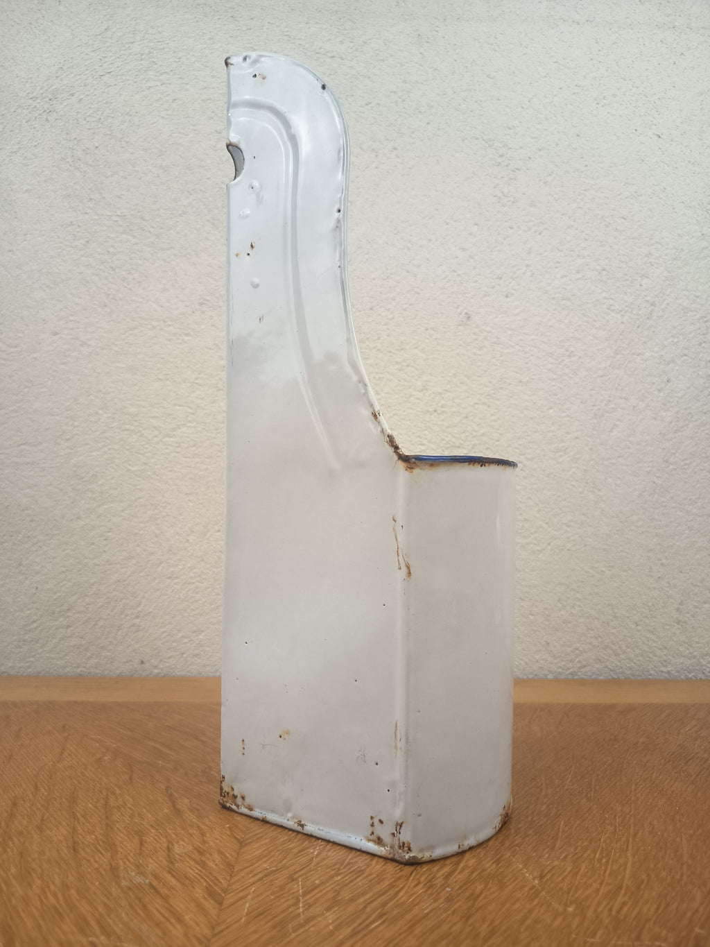 Porte-ustensiles ancien d’encoignure en tôle émaillée blanche avec liseré bleu, 37 cm de haut.