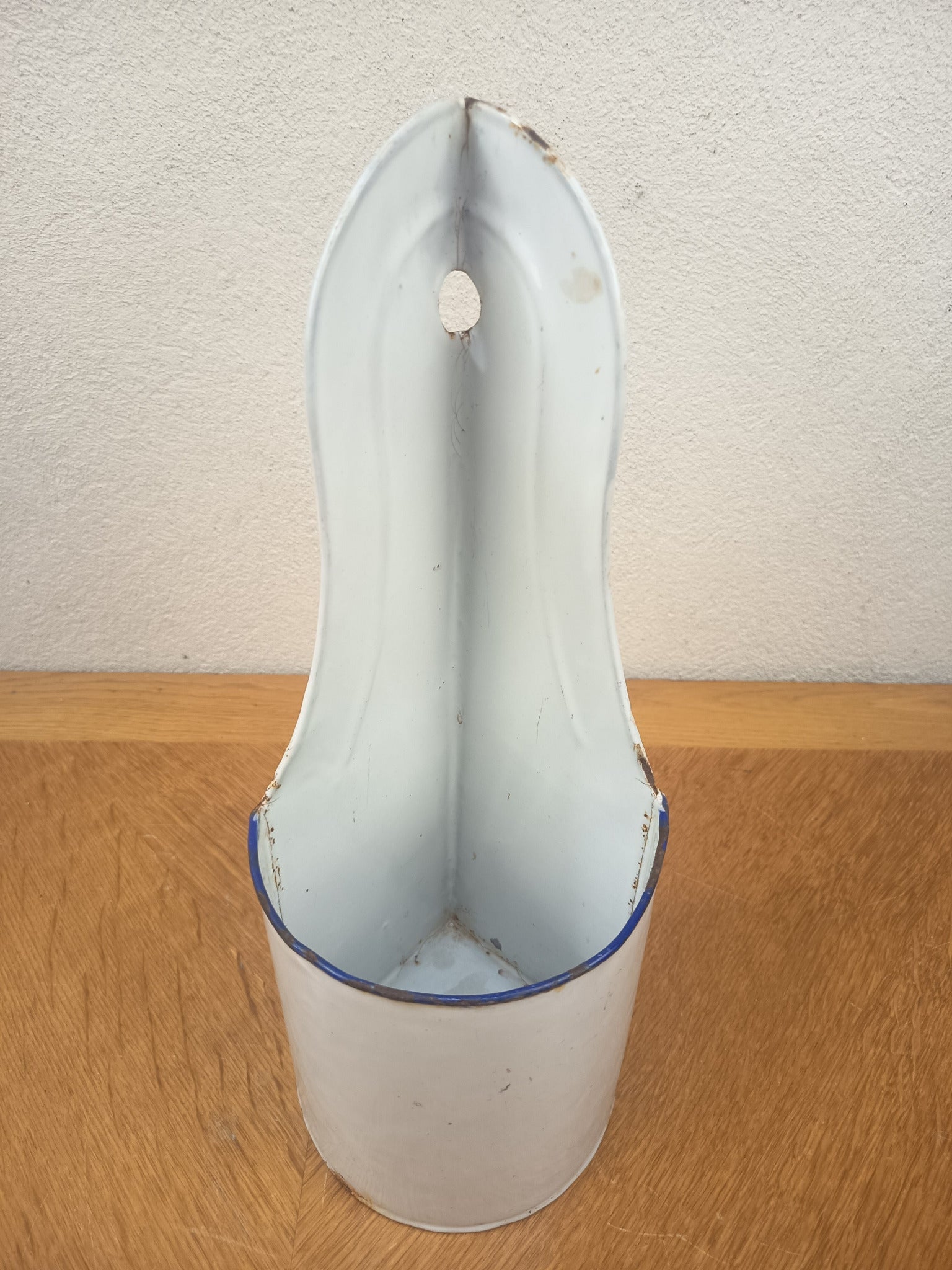 Porte-ustensiles ancien d’encoignure en tôle émaillée blanche avec liseré bleu, 37 cm de haut.