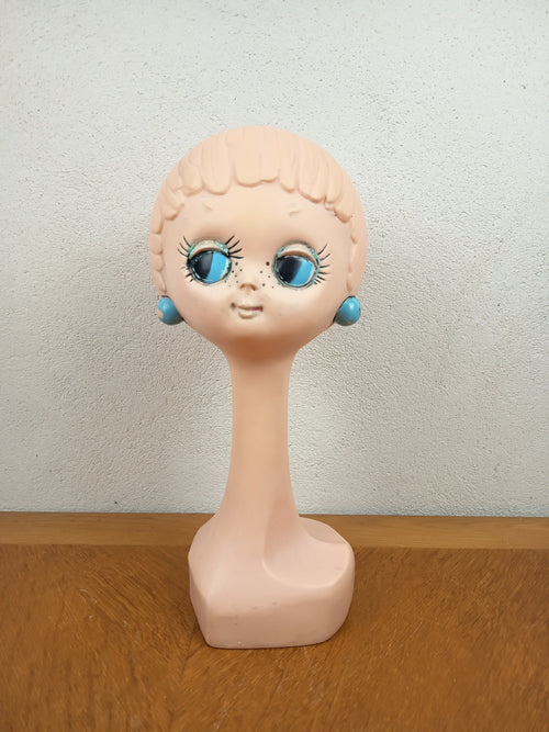 Ancienne tête à chapeau marotte vintage années 70 inspirée Twiggy, avec grands yeux bleus et boucles d’oreilles bleues, 41 cm de haut.
