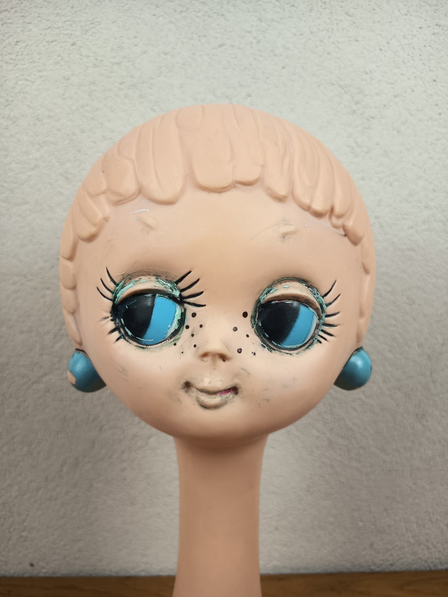 Ancienne tête à chapeau marotte vintage années 70 inspirée Twiggy, avec grands yeux bleus et boucles d’oreilles bleues, 41 cm de haut.