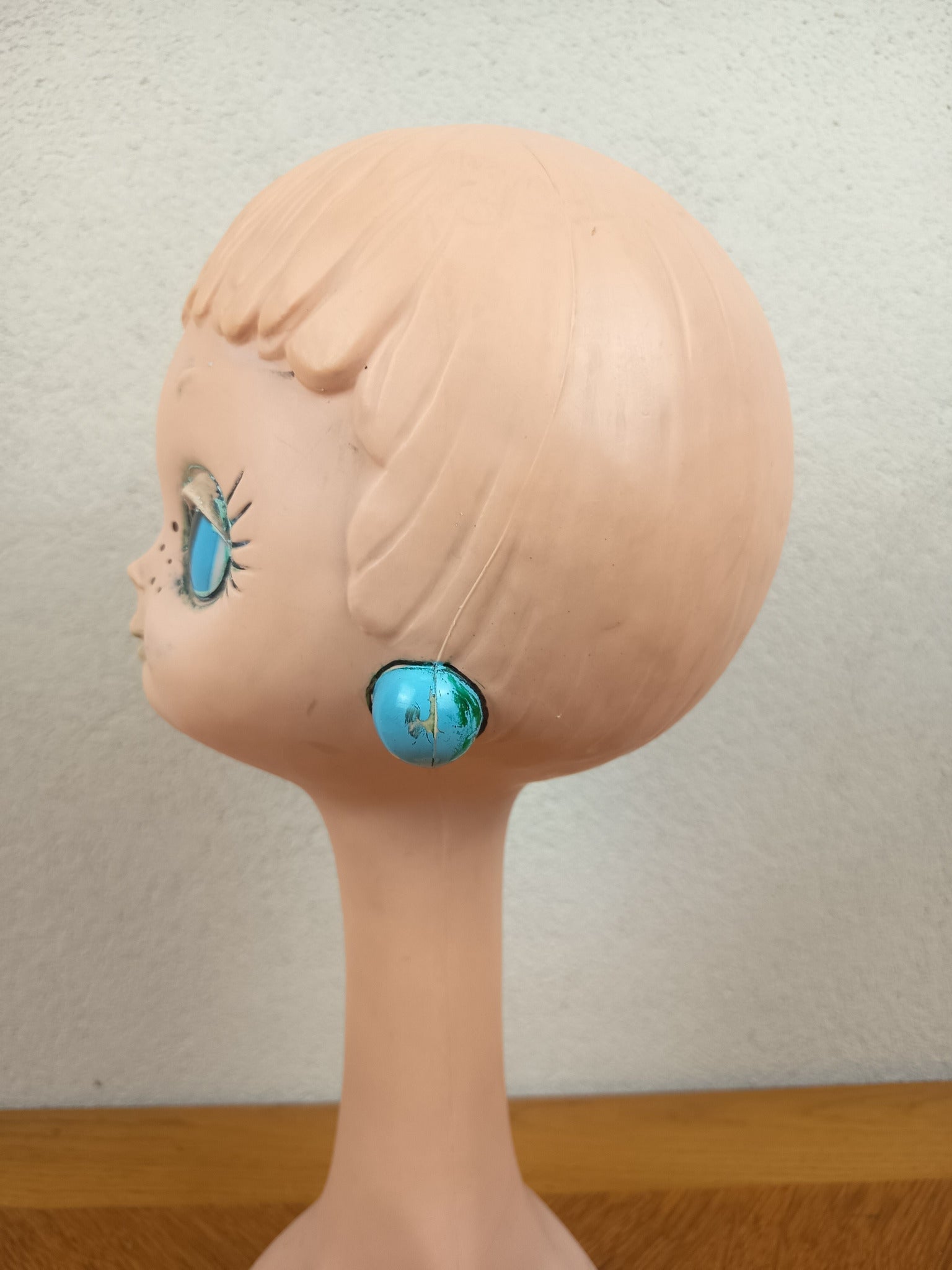 Ancienne tête à chapeau marotte vintage années 70 inspirée Twiggy, avec grands yeux bleus et boucles d’oreilles bleues, 41 cm de haut.