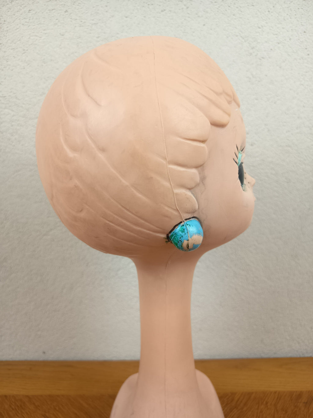 Ancienne tête à chapeau marotte vintage années 70 inspirée Twiggy, avec grands yeux bleus et boucles d’oreilles bleues, 41 cm de haut.