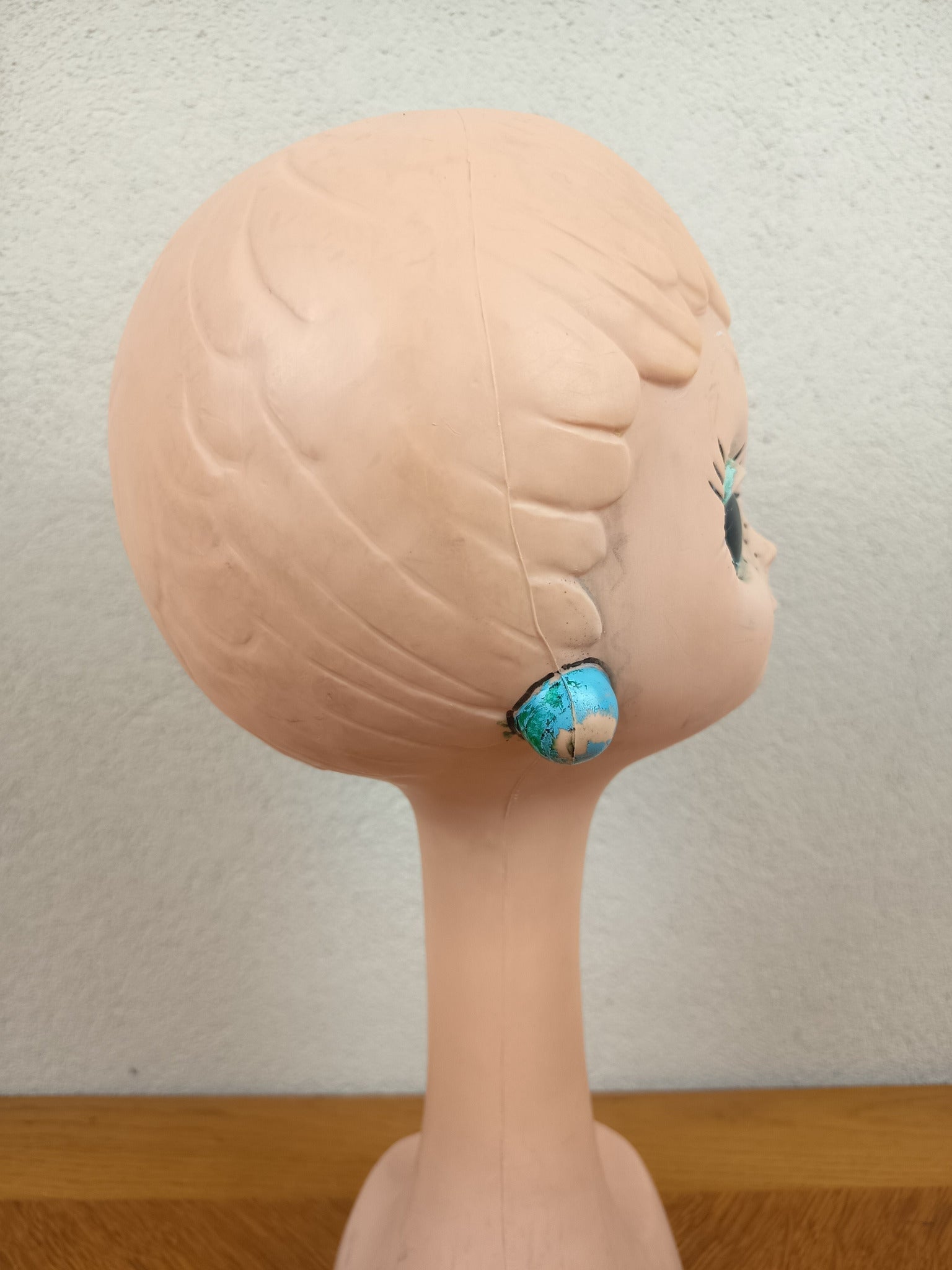 Ancienne tête à chapeau marotte vintage années 70 inspirée Twiggy, avec grands yeux bleus et boucles d’oreilles bleues, 41 cm de haut.