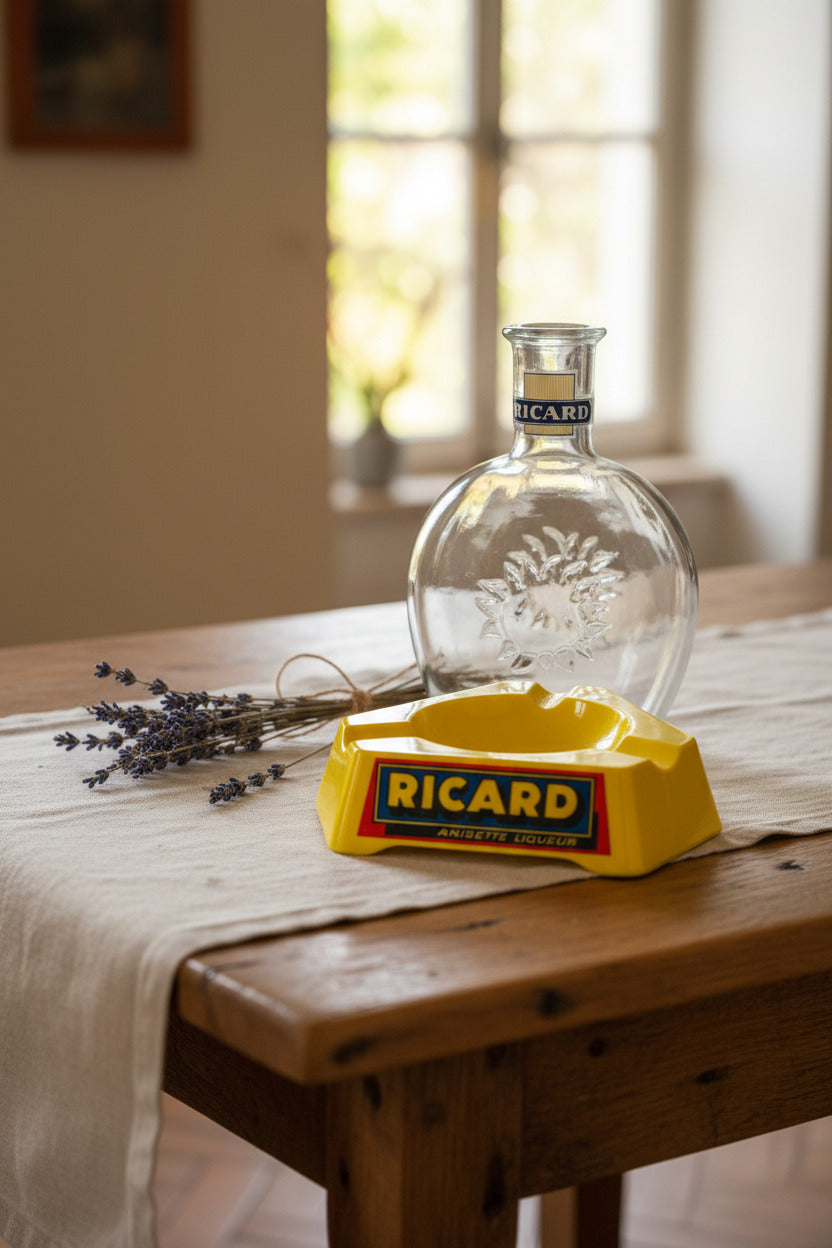 Ensemble publicitaire Ricard vintage composé d’un cendrier jaune en Opalex et d’une carafe Ricard en verre.