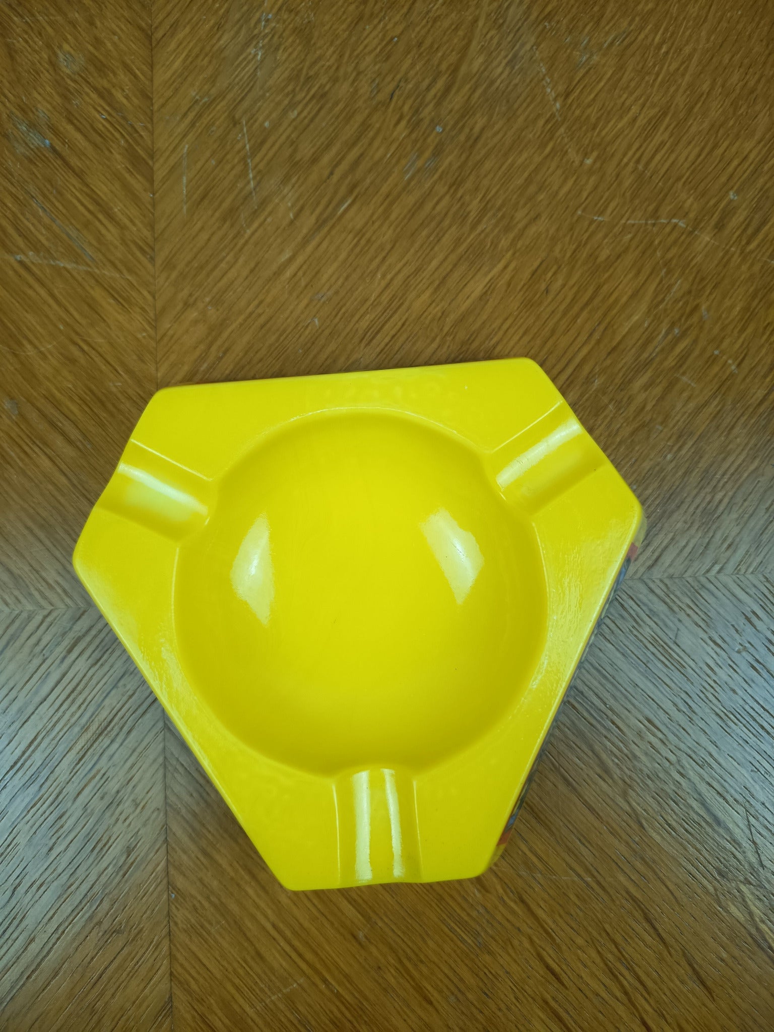 Ensemble publicitaire Ricard vintage composé d’un cendrier jaune en Opalex et d’une carafe Ricard en verre.
