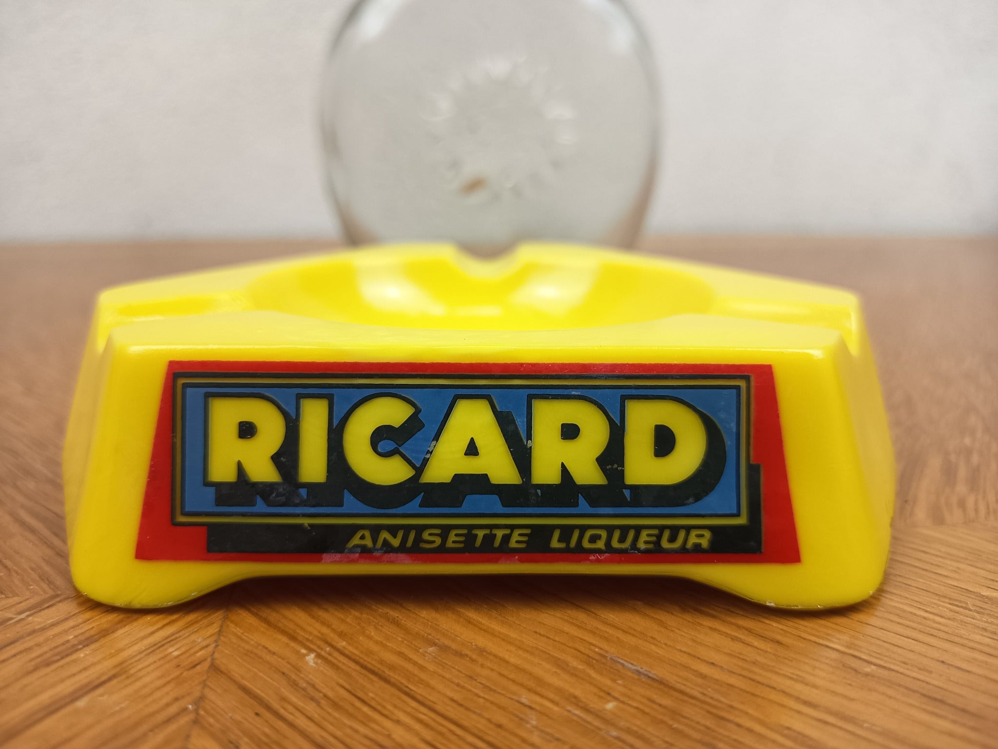 Ensemble publicitaire Ricard vintage composé d’un cendrier jaune en Opalex et d’une carafe Ricard en verre.