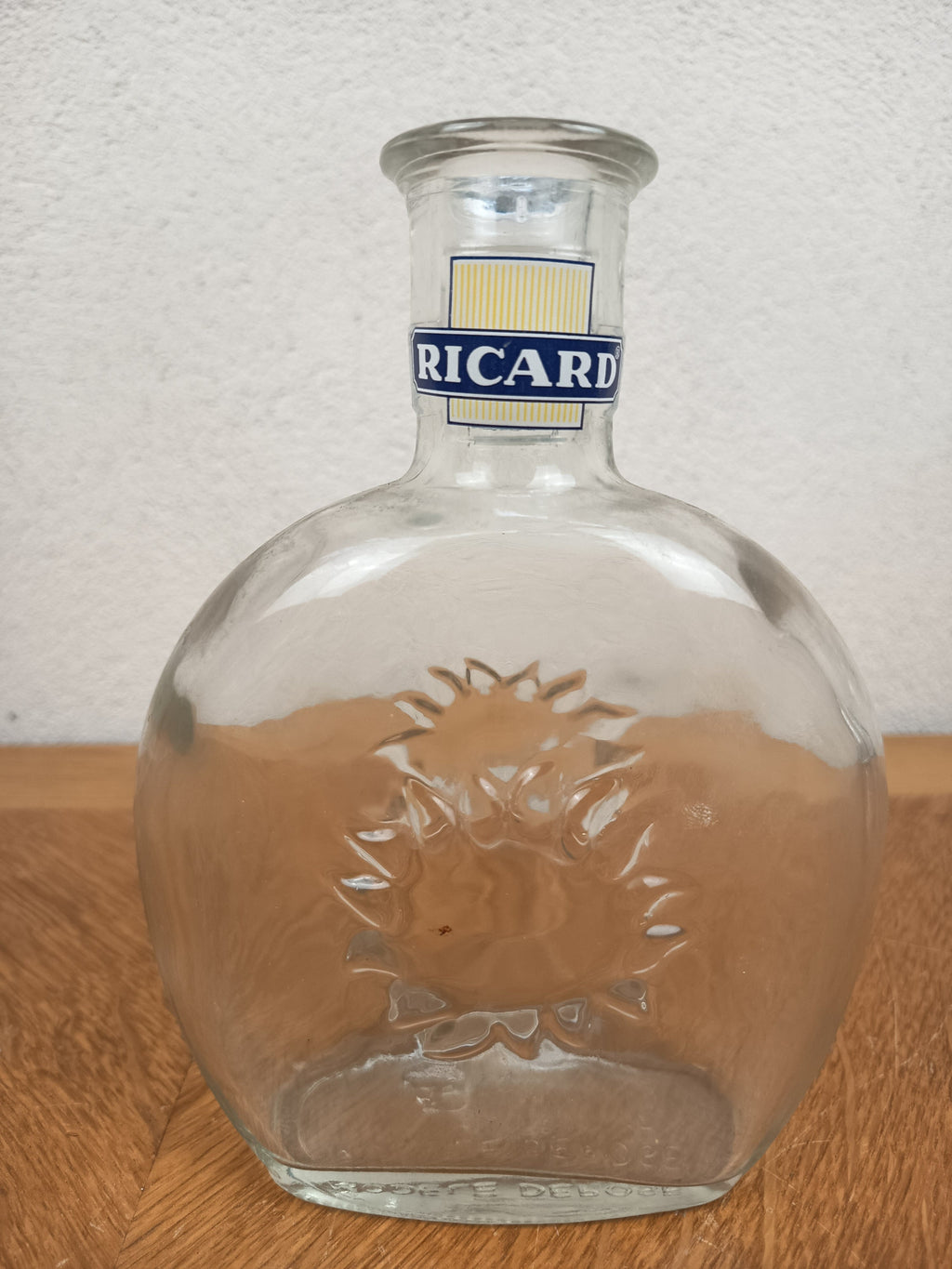 Ensemble publicitaire Ricard vintage composé d’un cendrier jaune en Opalex et d’une carafe Ricard en verre.