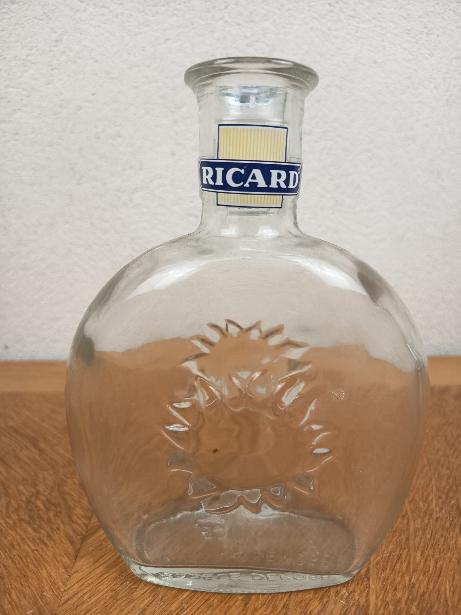 Ensemble publicitaire Ricard vintage composé d’un cendrier jaune en Opalex et d’une carafe Ricard en verre.