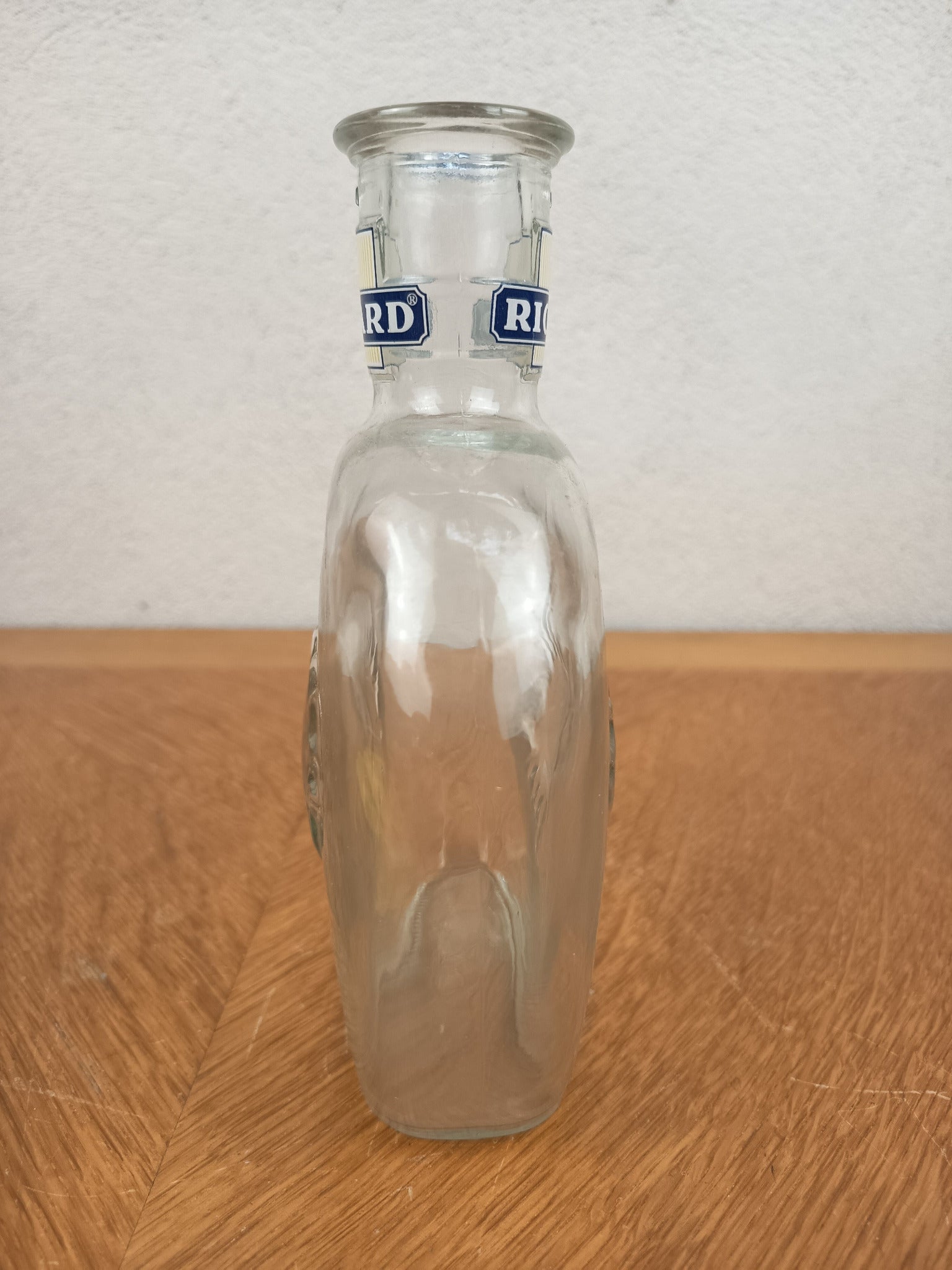 Ensemble publicitaire Ricard vintage composé d’un cendrier jaune en Opalex et d’une carafe Ricard en verre.