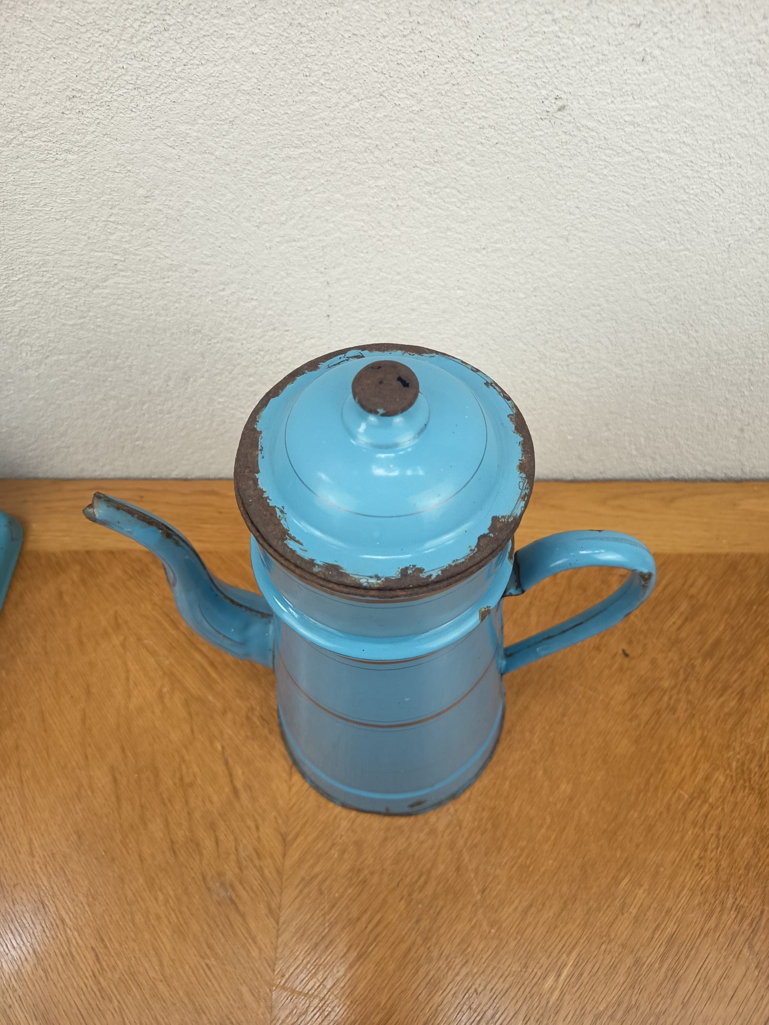 Cafetière ancienne en tôle émaillée bleue – 34 cm