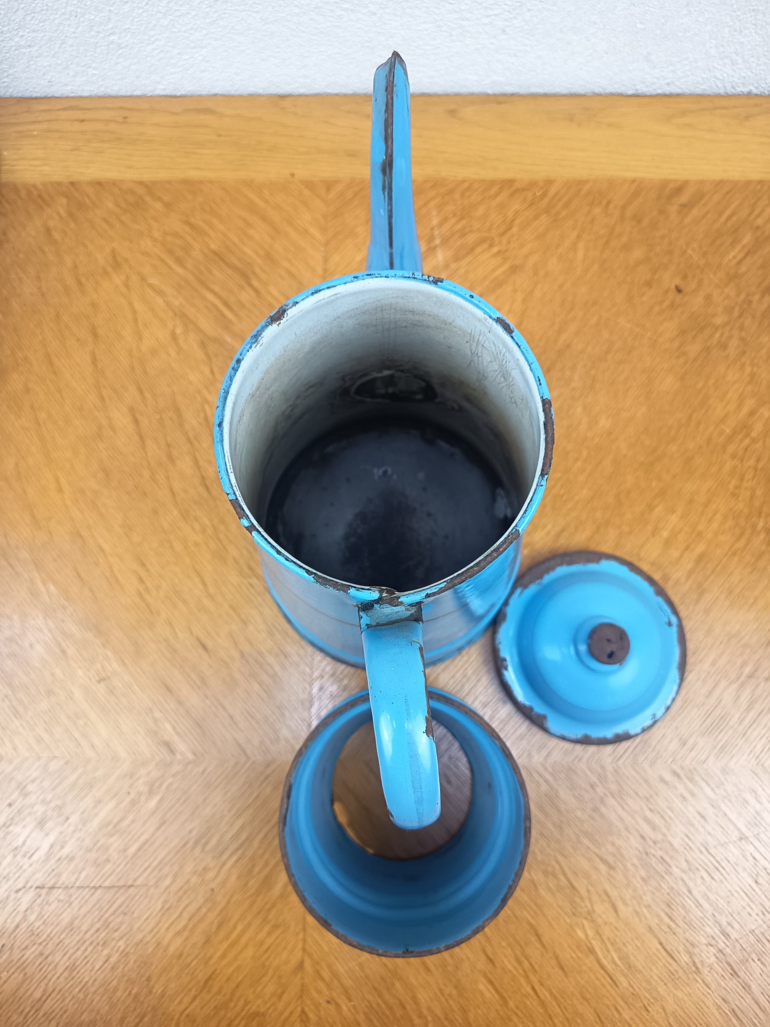 Cafetière ancienne en tôle émaillée bleue – 34 cm