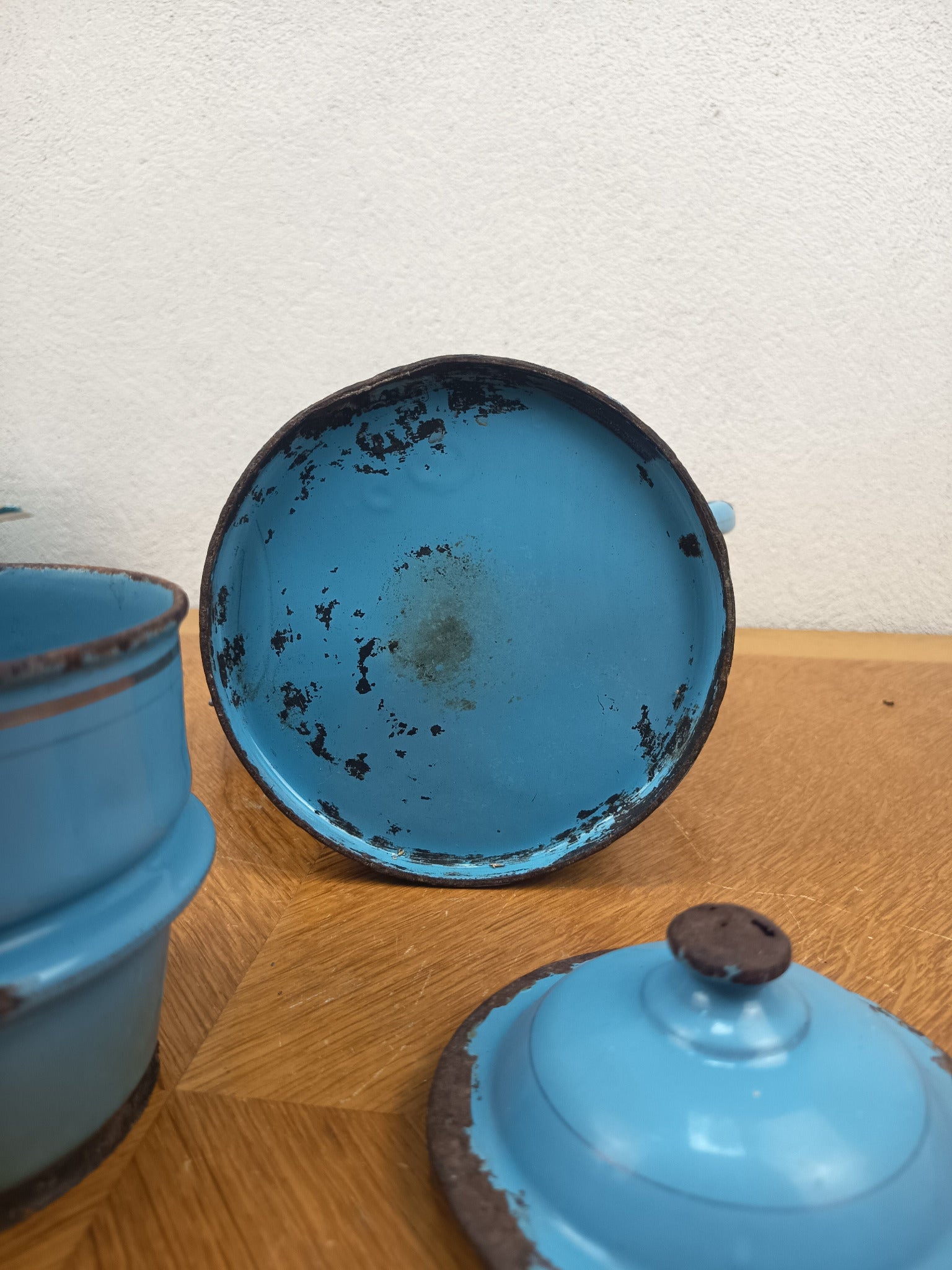 Cafetière ancienne en tôle émaillée bleue – 34 cm