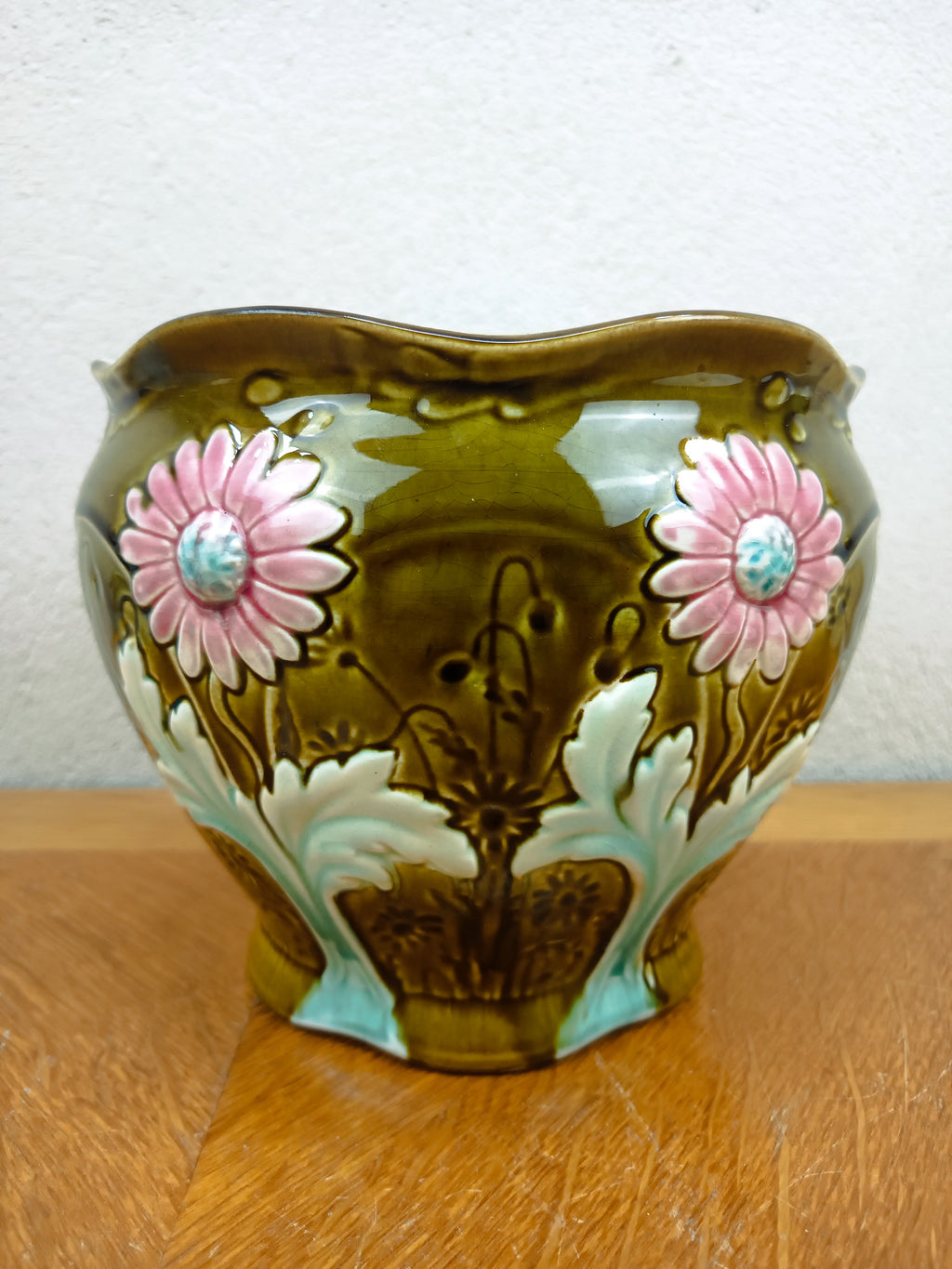 Ancien cache-pot en barbotine Fives-Lille De Bruyn – Décor floral Art nouveau