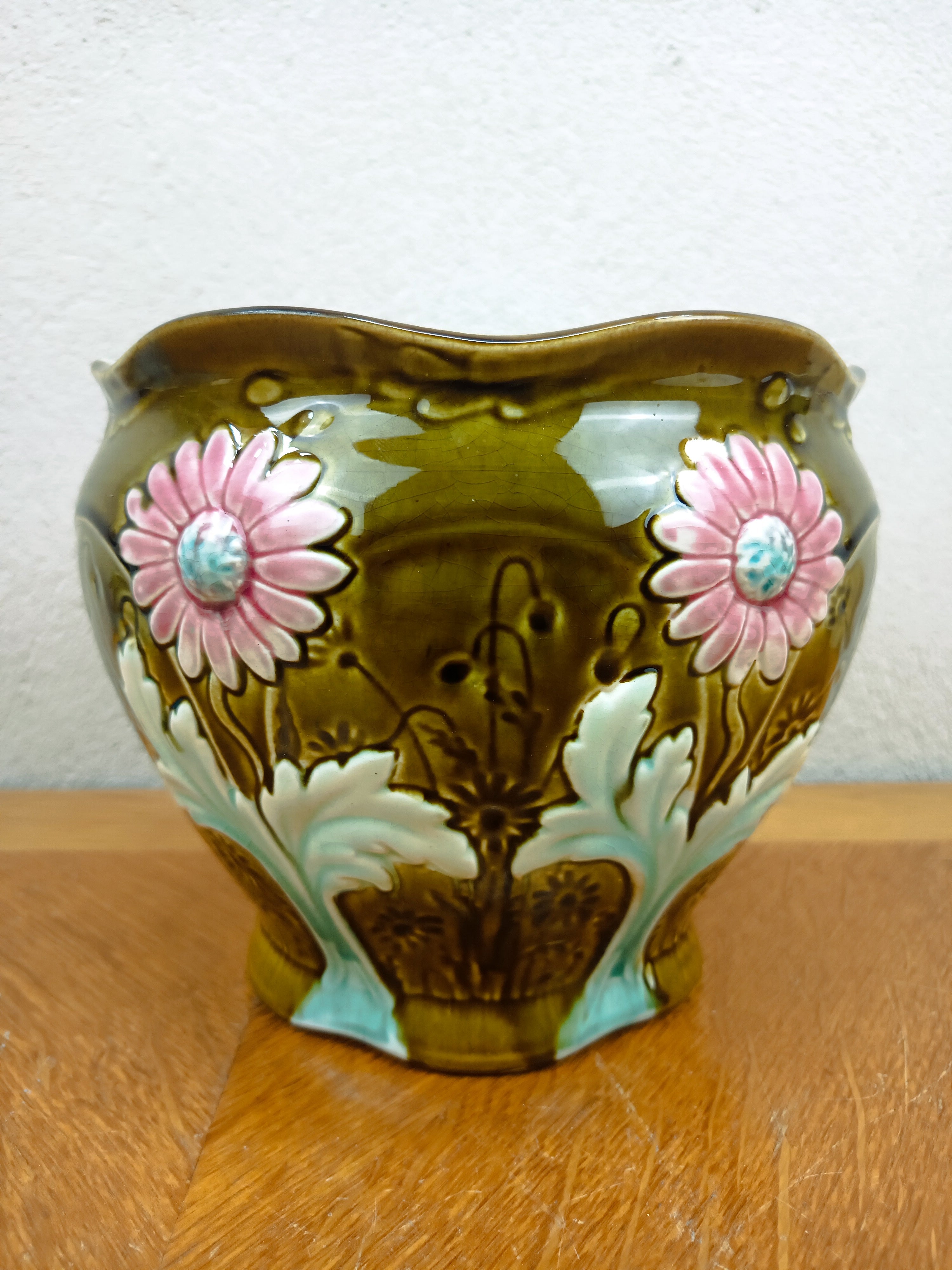 Ancien cache-pot en barbotine Fives-Lille De Bruyn – Décor floral Art nouveau