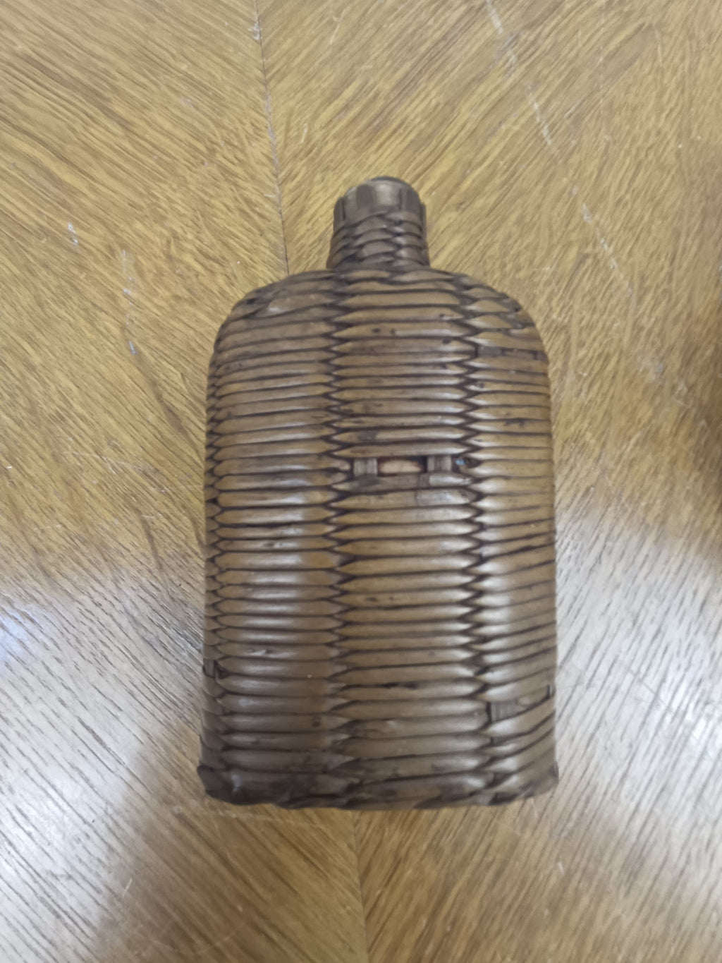 Deux bouteilles anciennes clissées d’osier