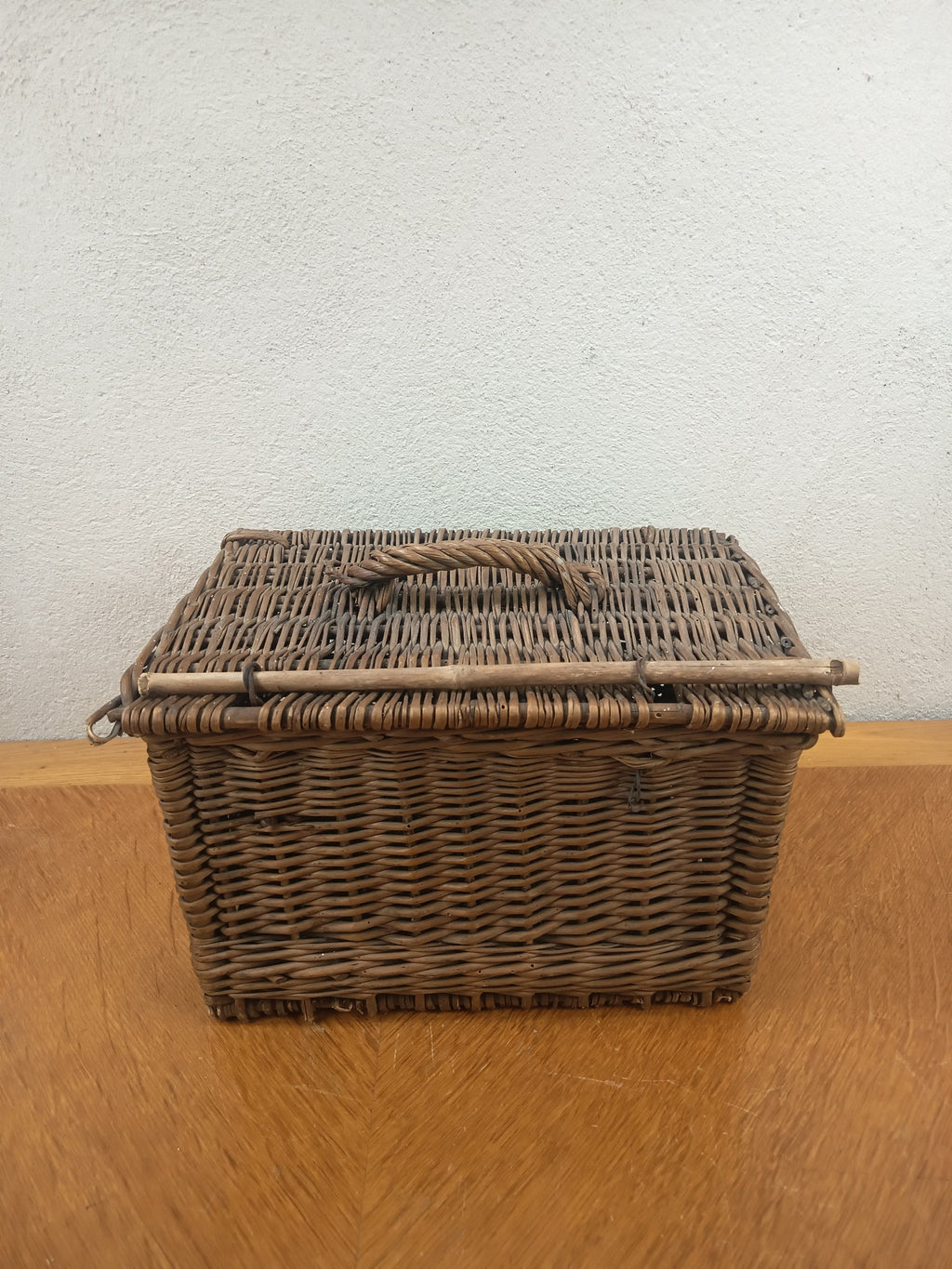 Ancien panier rectangulaire en osier avec couvercle et fermeture à bâton en bois