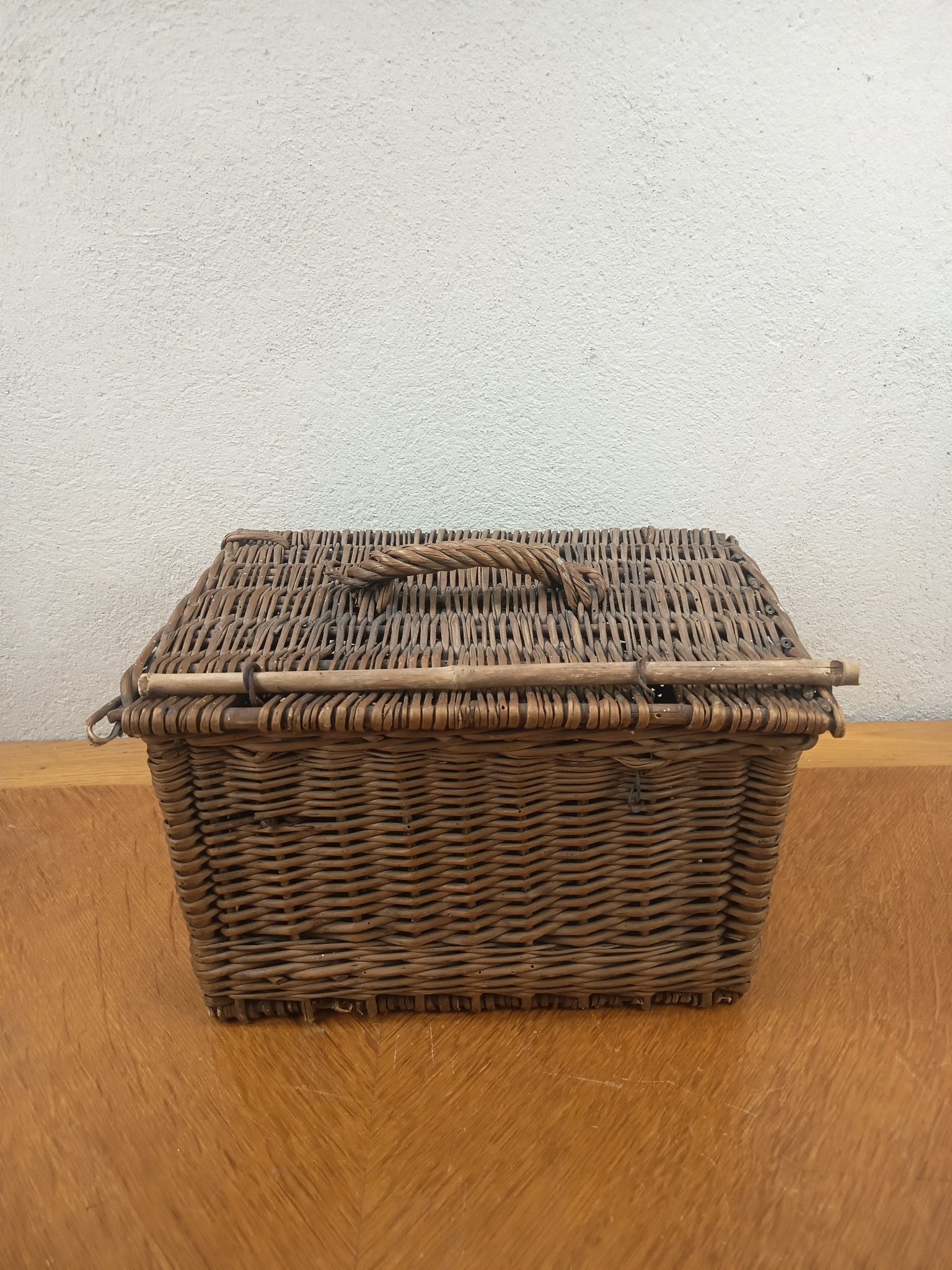 Ancien panier rectangulaire en osier avec couvercle et fermeture à bâton en bois