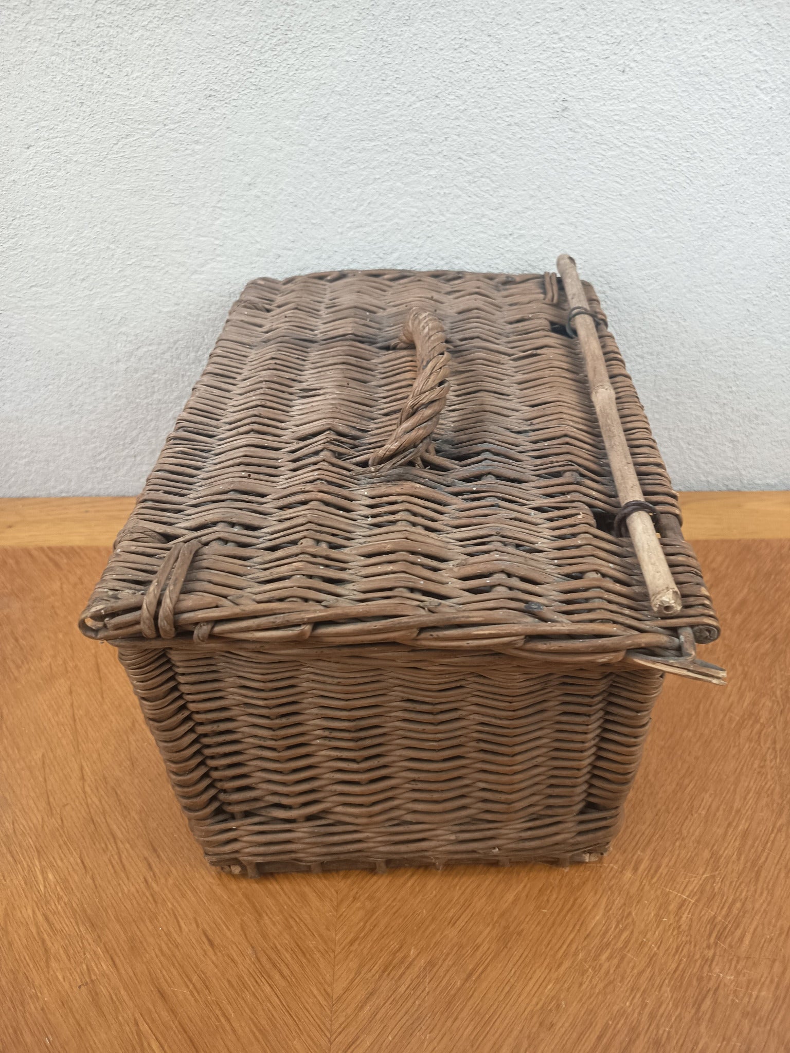Ancien panier rectangulaire en osier avec couvercle et fermeture à bâton en bois