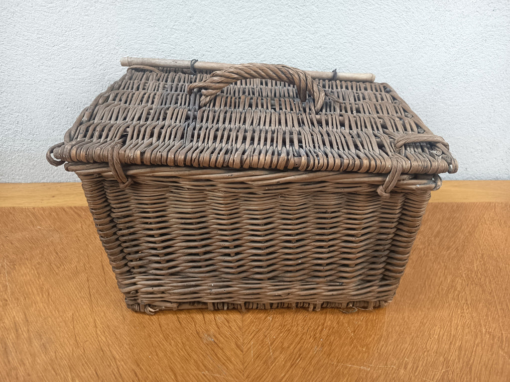 Ancien panier rectangulaire en osier avec couvercle et fermeture à bâton en bois