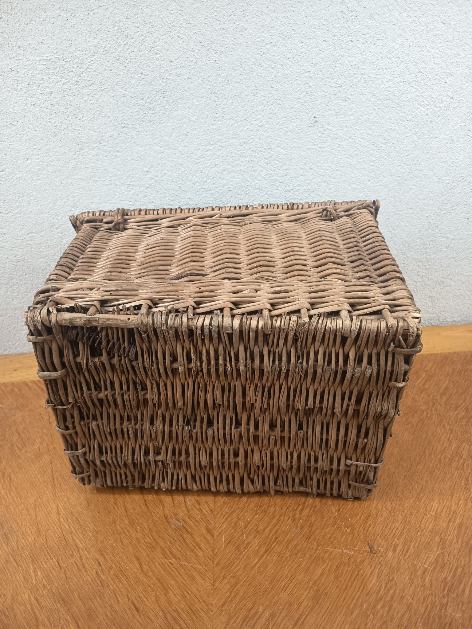 Ancien panier rectangulaire en osier avec couvercle et fermeture à bâton en bois