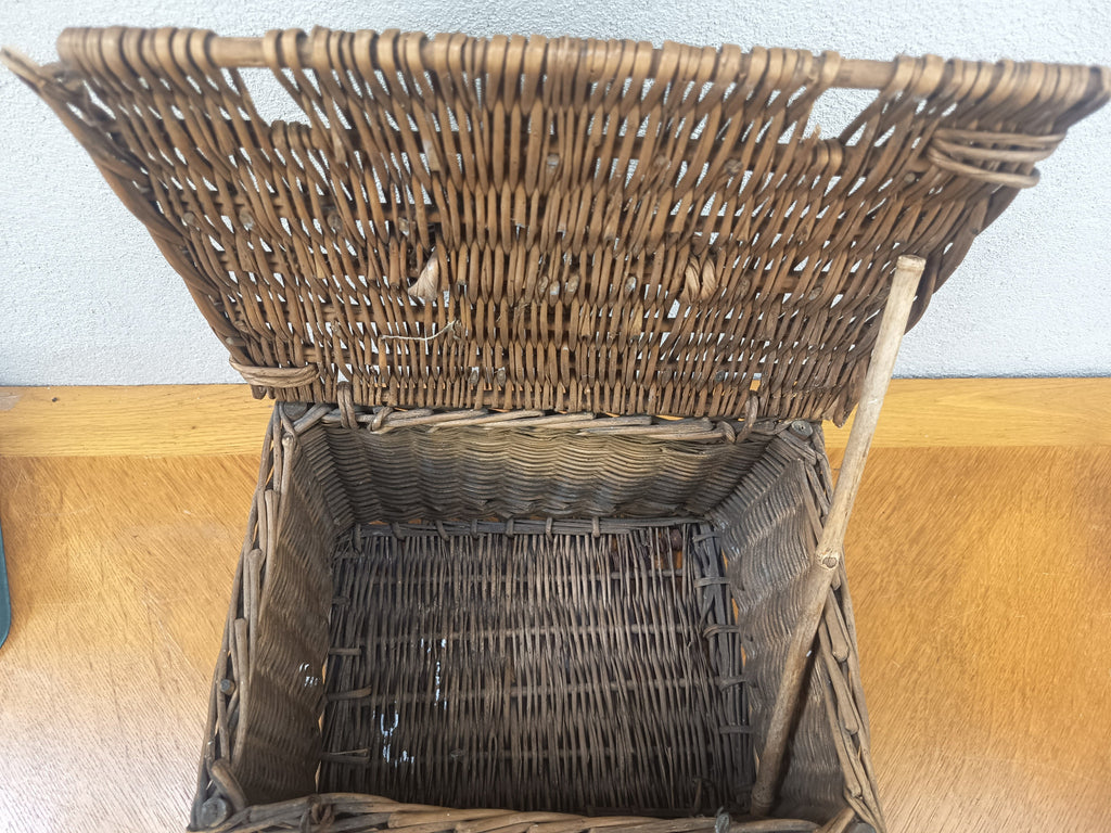 Intérieur d’un panier ancien en osier tressé avec couvercle ouvert et baguette de fermeture