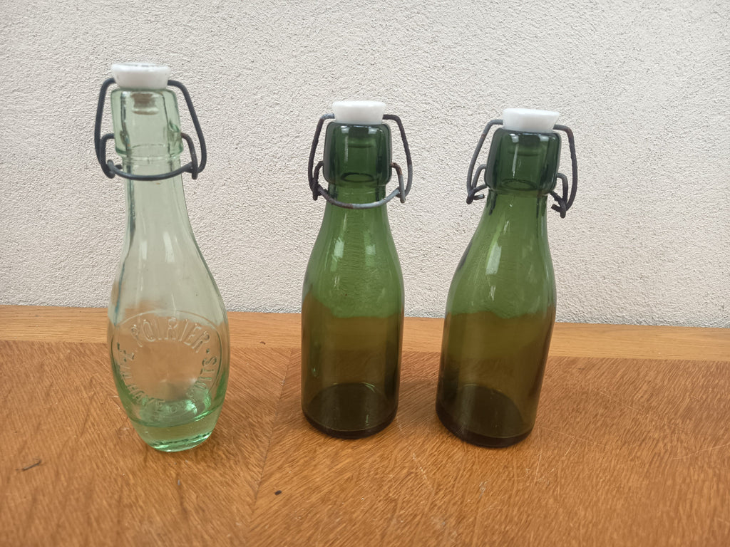 Lot de trois bouteilles anciennes Bolach et E Poirier en verre vert avec bouchons mécaniques