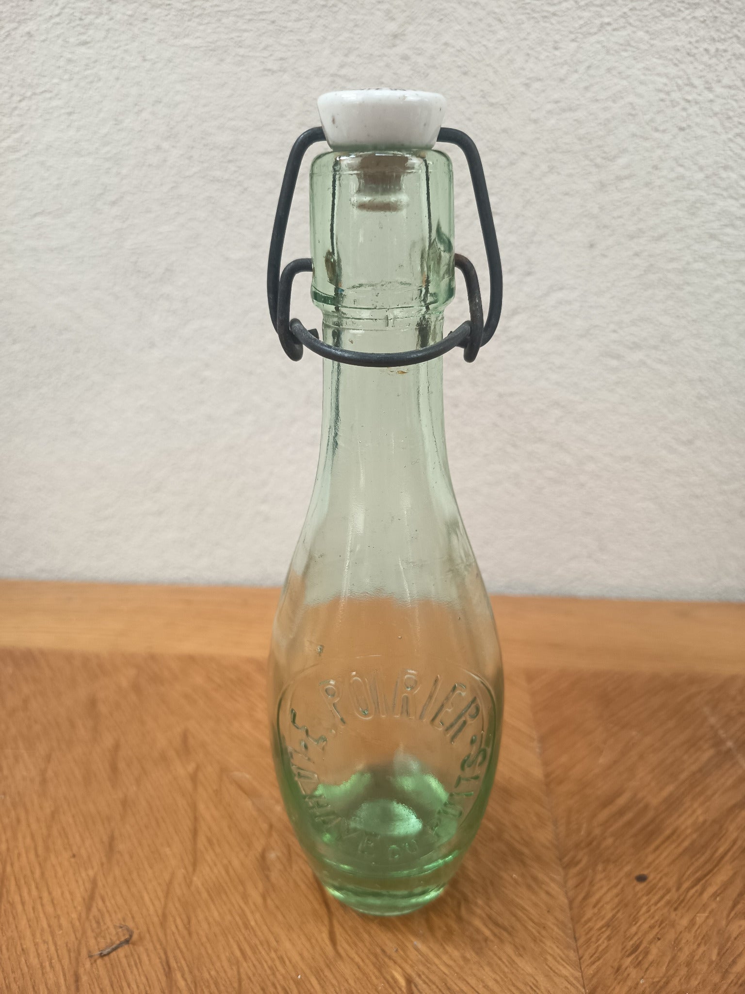 Lot de trois bouteilles anciennes Bolach et E Poirier en verre vert avec bouchons mécaniques