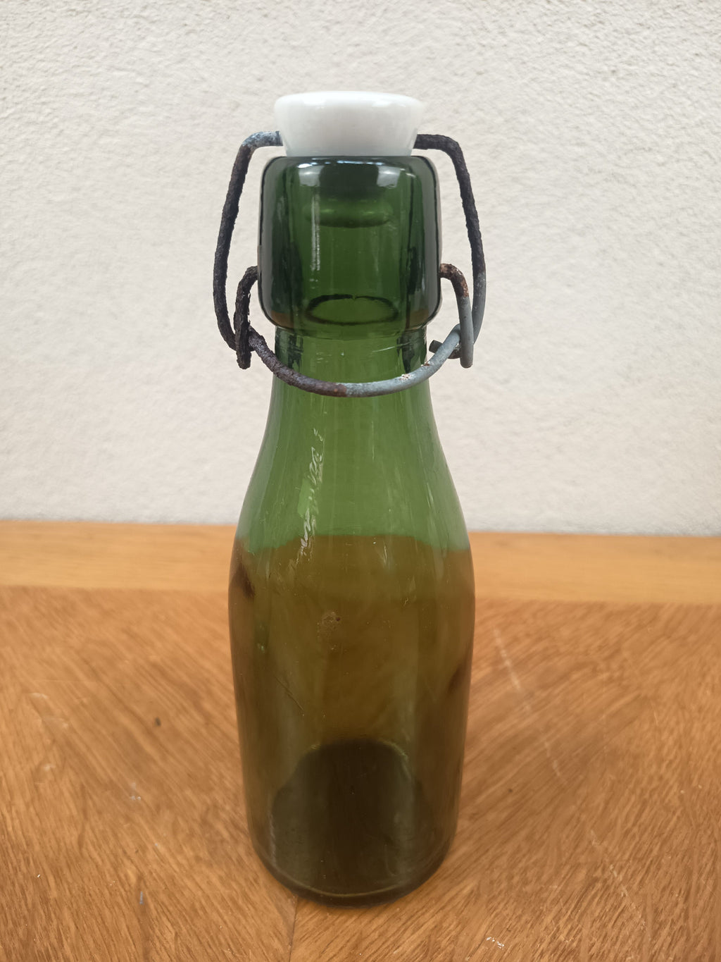 Lot de trois bouteilles anciennes Bolach et E Poirier en verre vert avec bouchons mécaniques