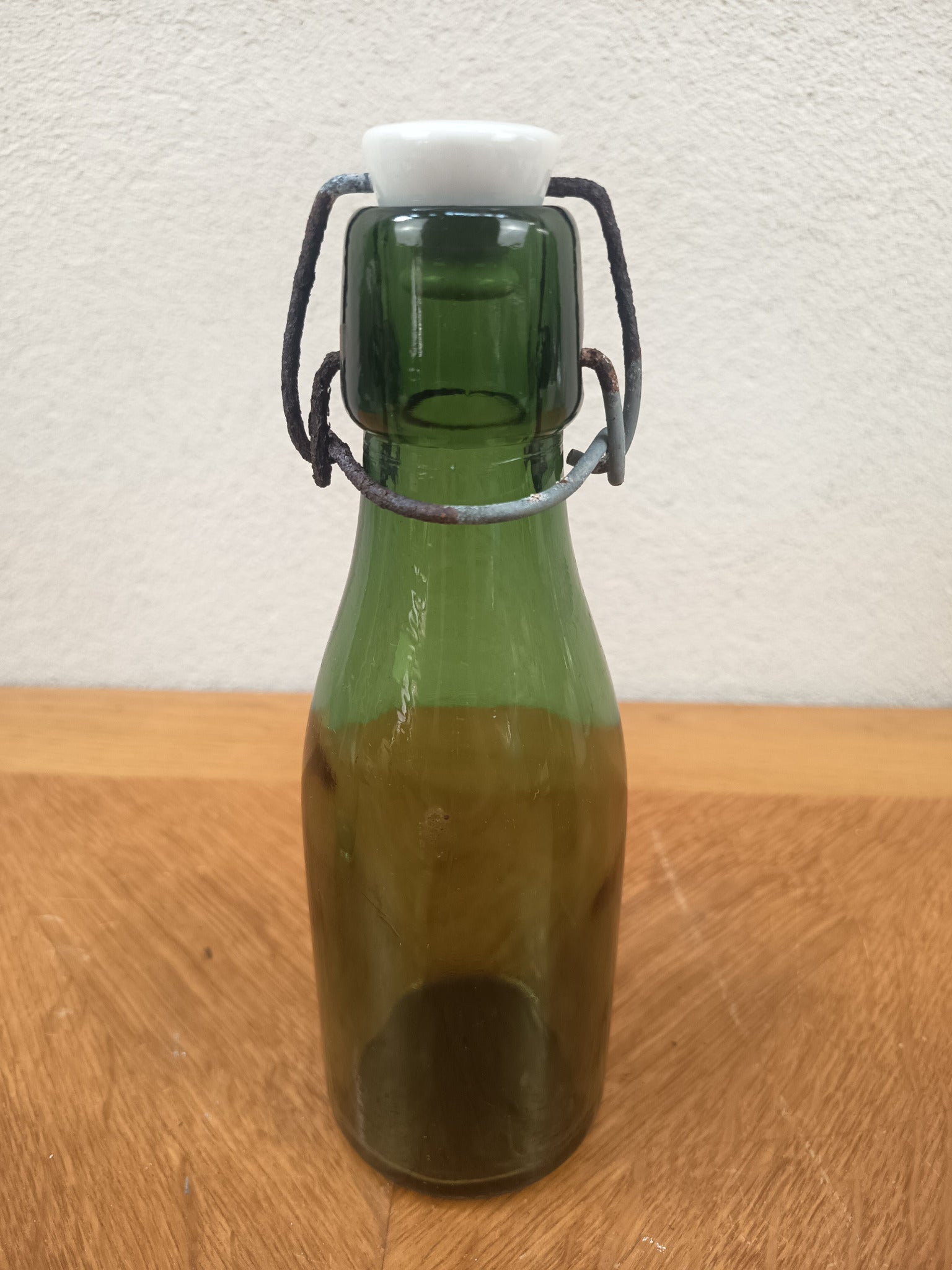 Lot de trois bouteilles anciennes Bolach et E Poirier en verre vert avec bouchons mécaniques