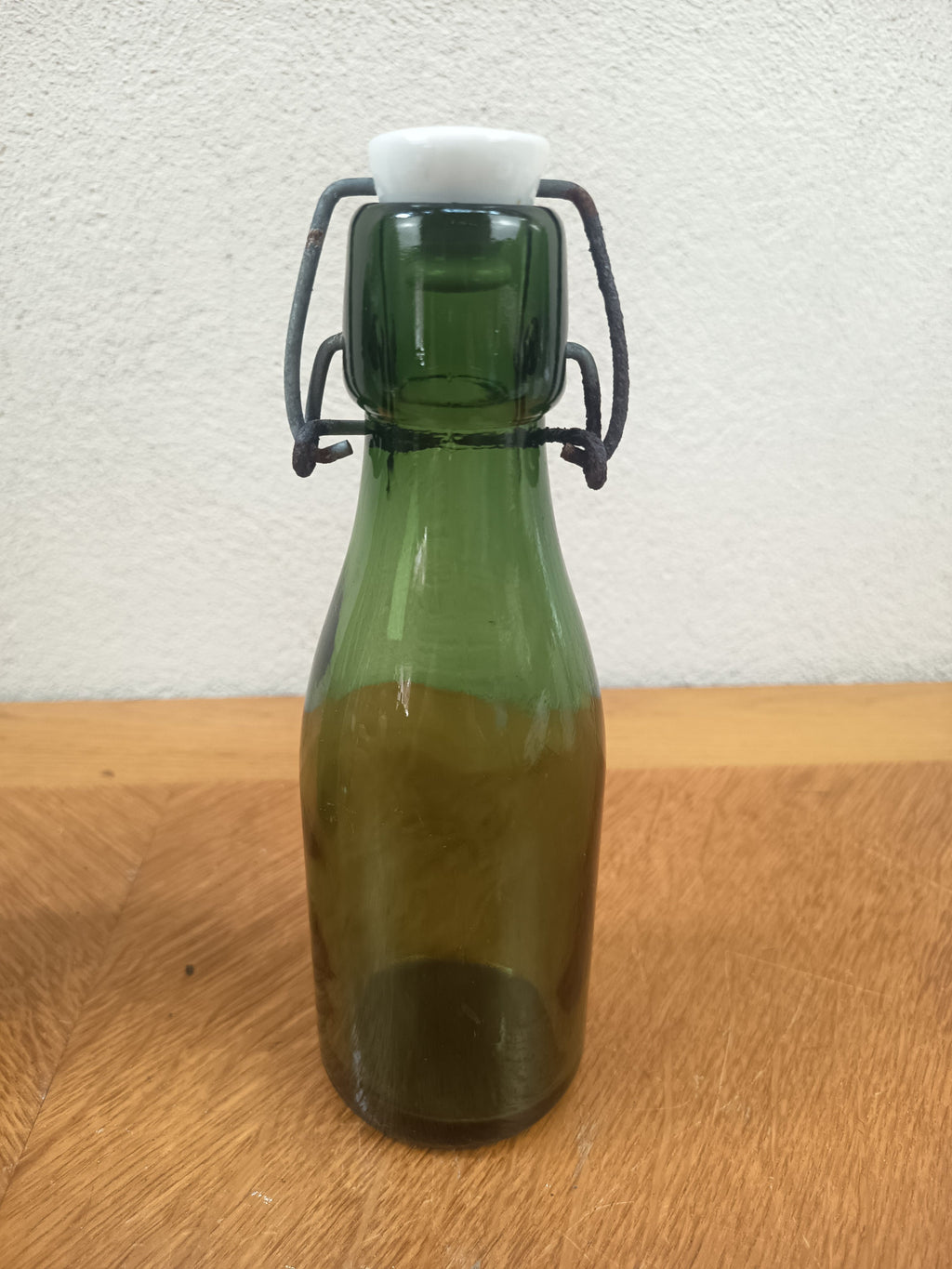 Lot de trois bouteilles anciennes Bolach et E Poirier en verre vert avec bouchons mécaniques