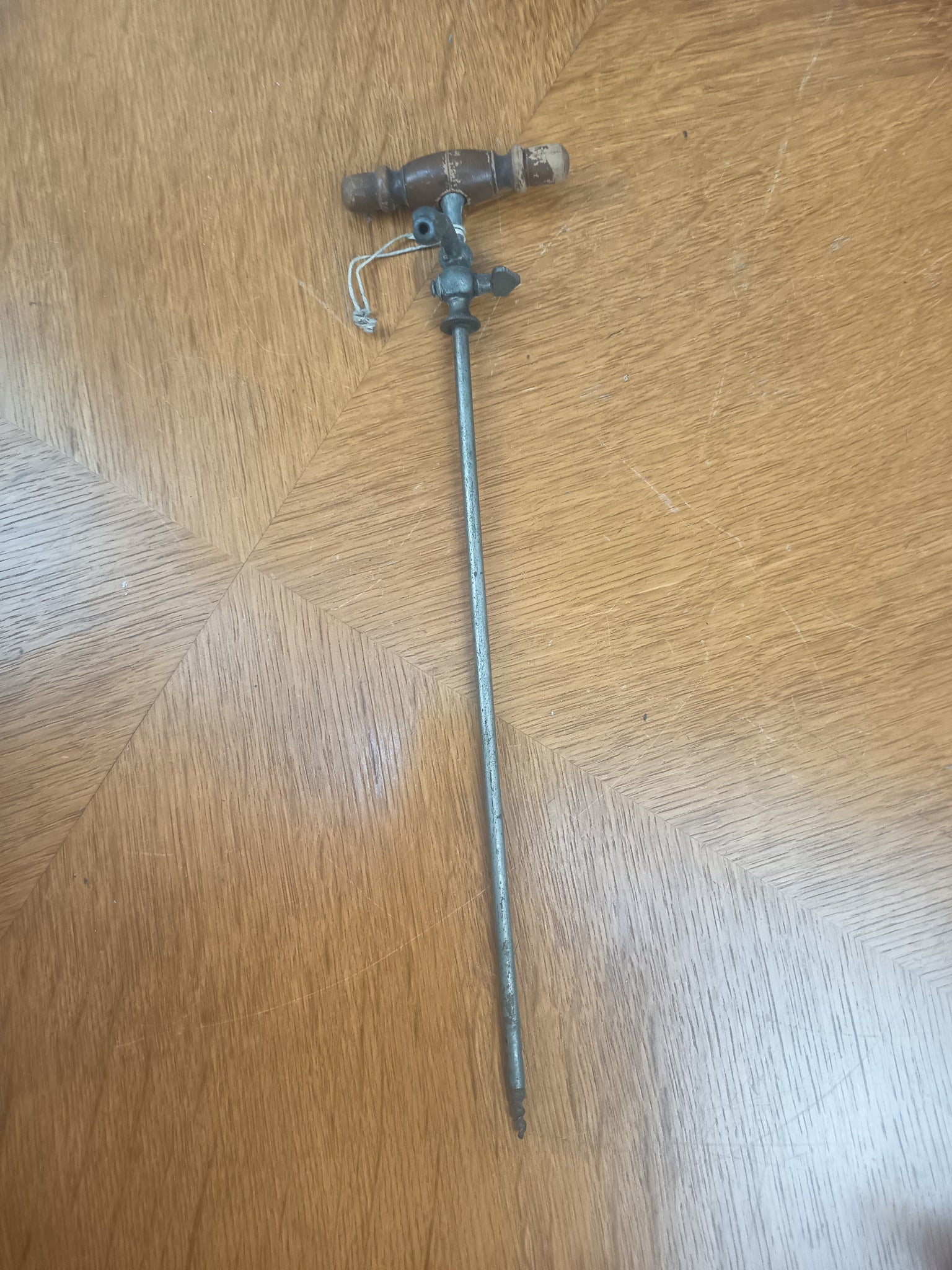 Ancien siphon à champagne en métal avec poignée en bois tourné long de 34 cm