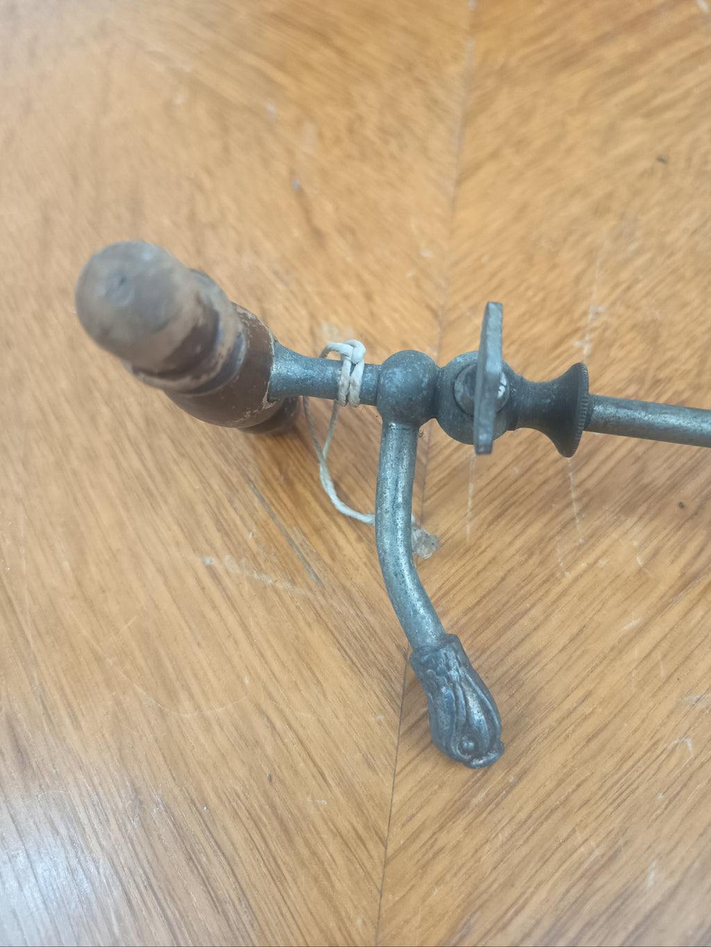 Ancien siphon à champagne en métal avec poignée en bois tourné long de 34 cm