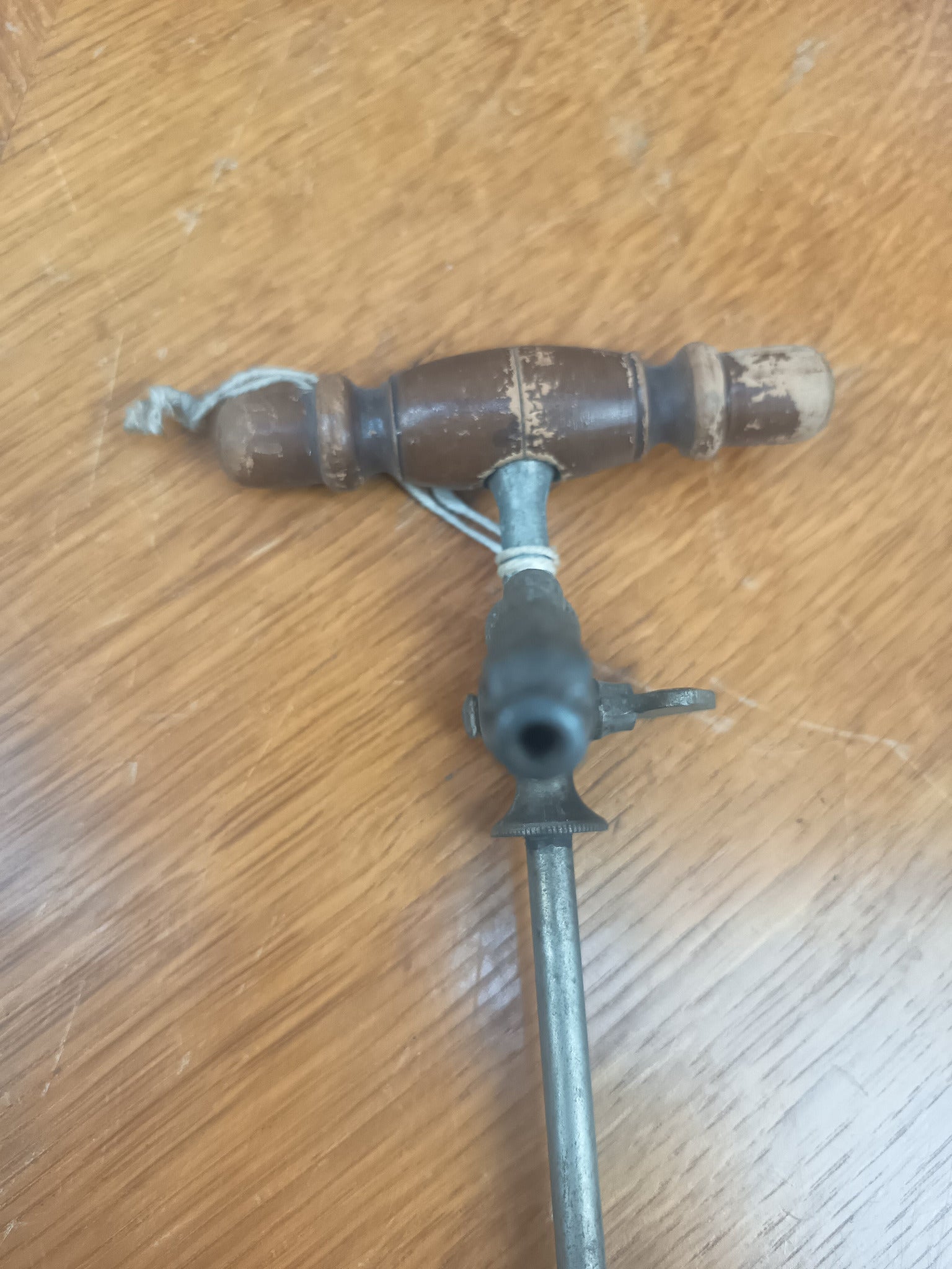 Ancien siphon à champagne en métal avec poignée en bois tourné long de 34 cm