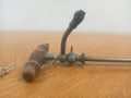 Ancien siphon à champagne en métal avec poignée en bois tourné long de 34 cm