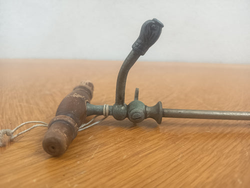Ancien siphon à champagne en métal avec poignée en bois tourné long de 34 cm