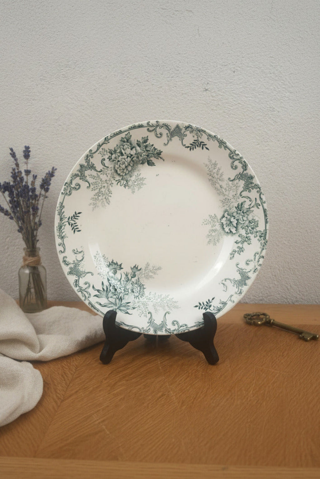 Assiette ancienne en Terre de Fer modèle Paris à décor floral vert-bleu
