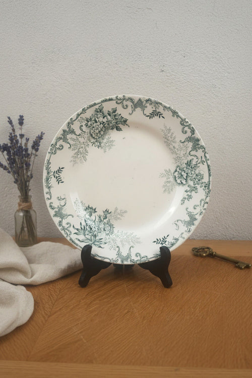 Assiette ancienne en Terre de Fer modèle Paris à décor floral vert-bleu