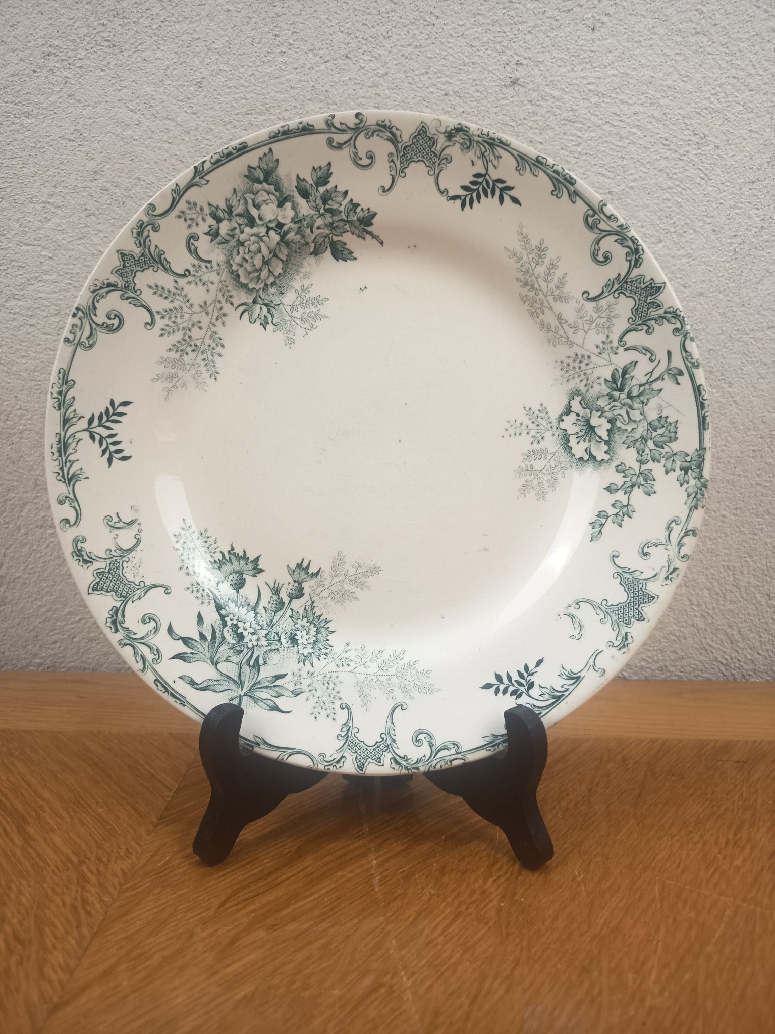 Assiette ancienne en Terre de Fer modèle Paris à décor floral vert-bleu