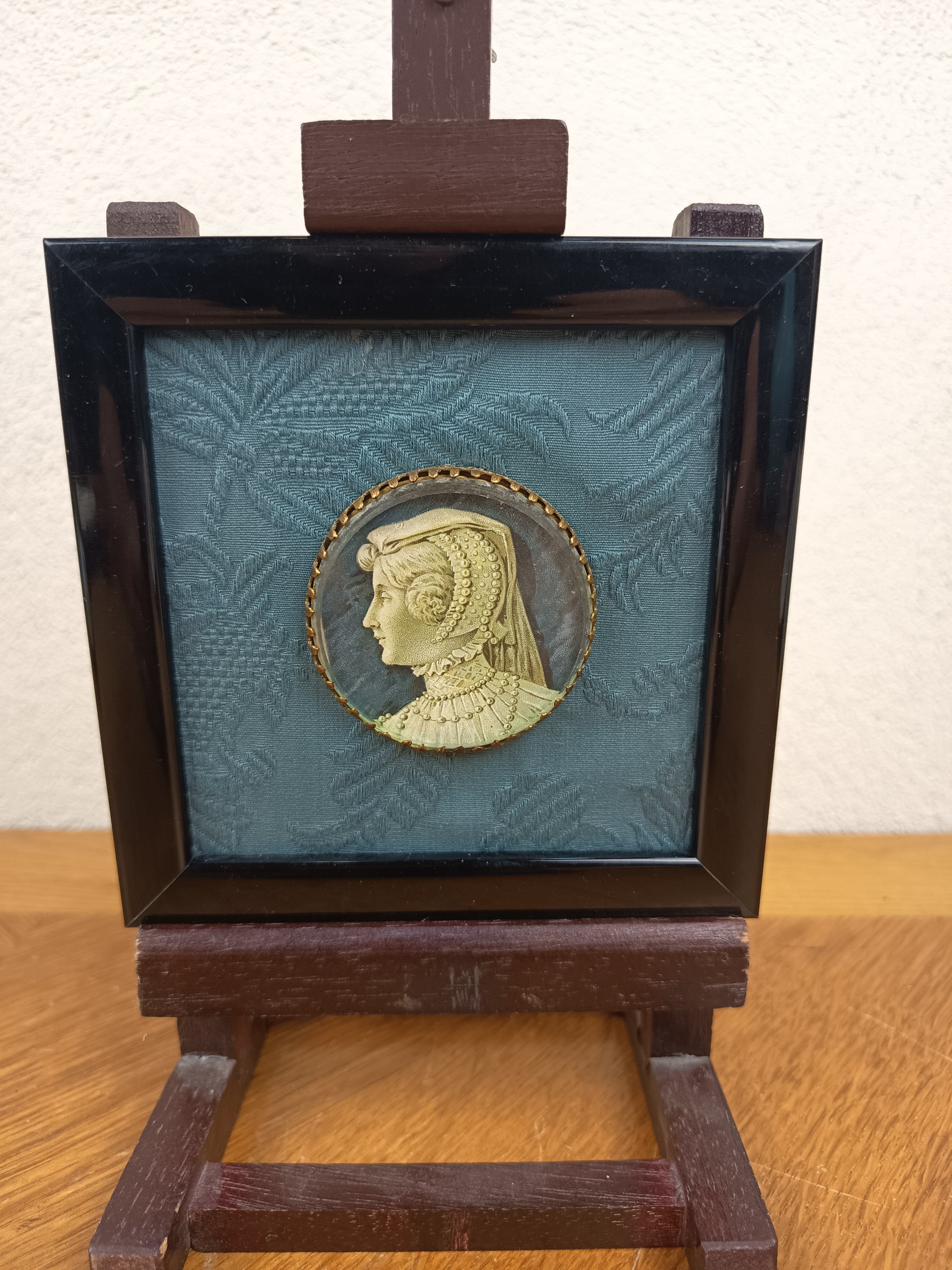 Miniature portrait de femme en costume Renaissance – Sous verre – Cadre vintage