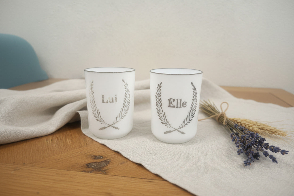 Paire de verres en opaline blanche « Lui & Elle » – Vintage