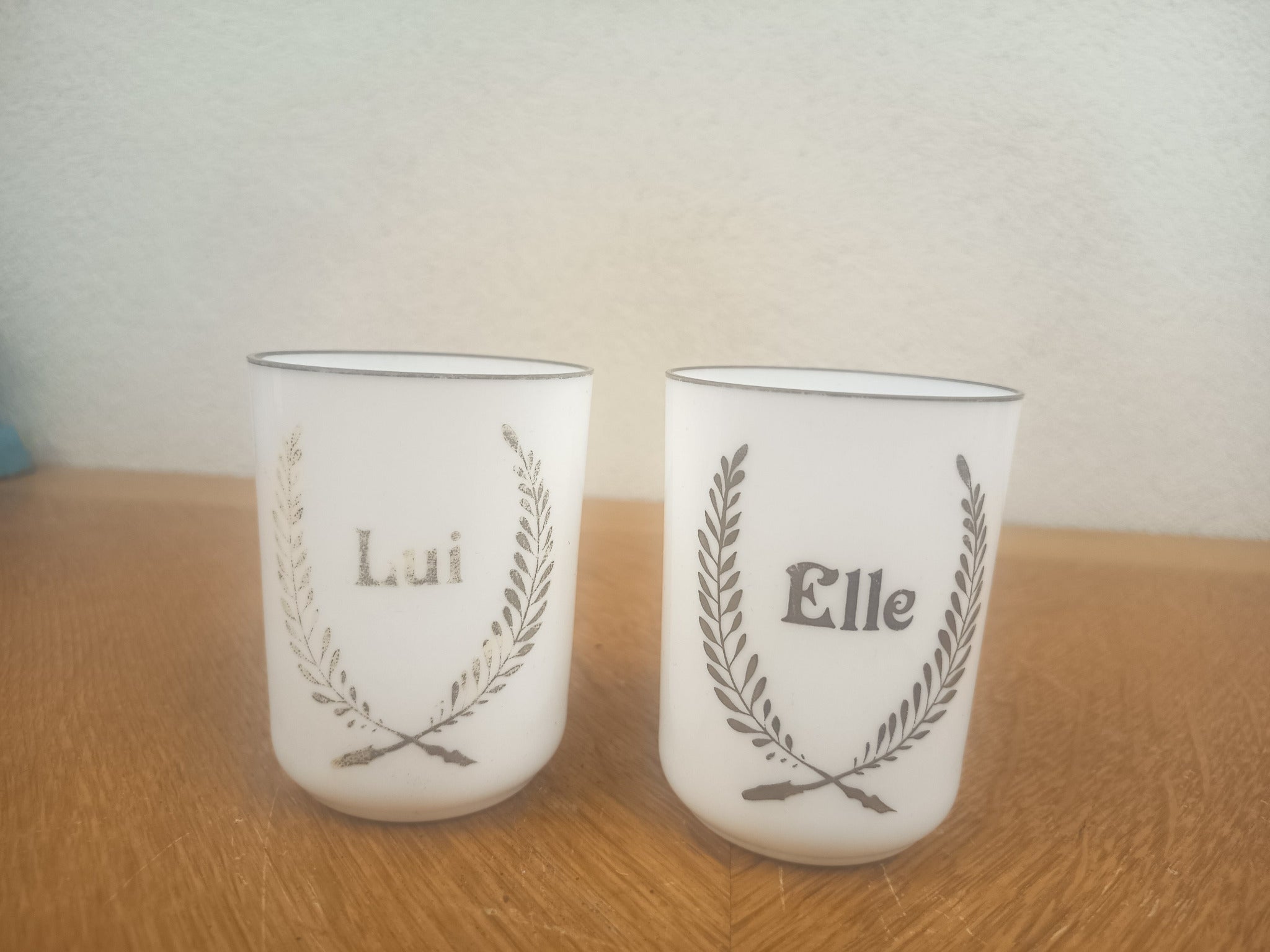 Paire de verres en opaline blanche « Lui & Elle » – Vintage