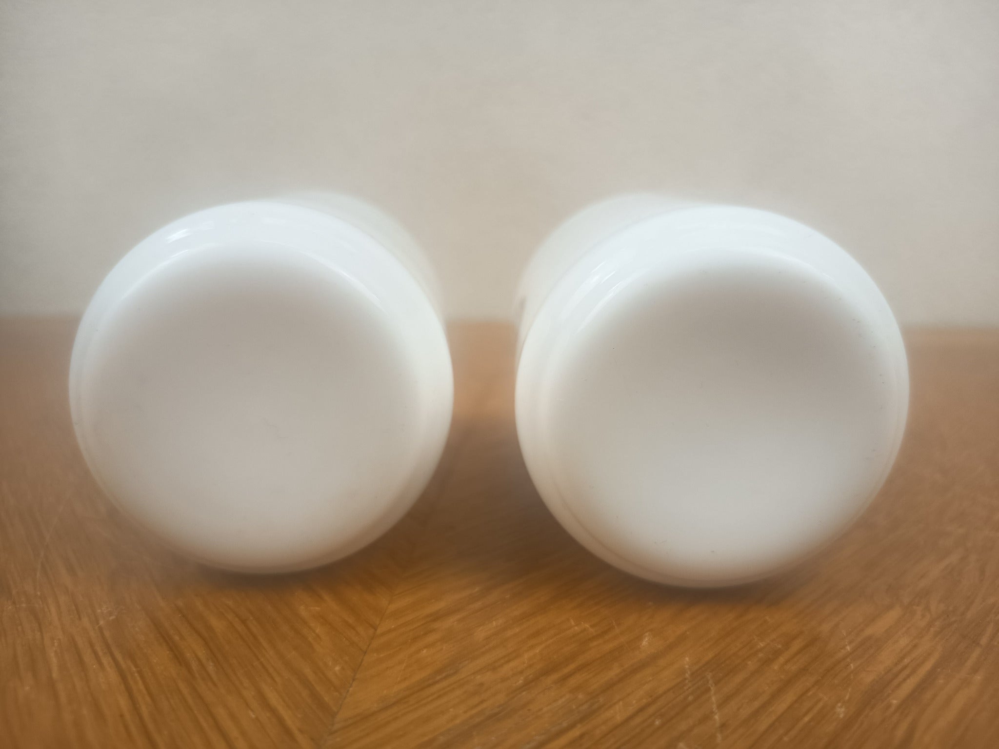 Paire de verres en opaline blanche « Lui & Elle » – Vintage