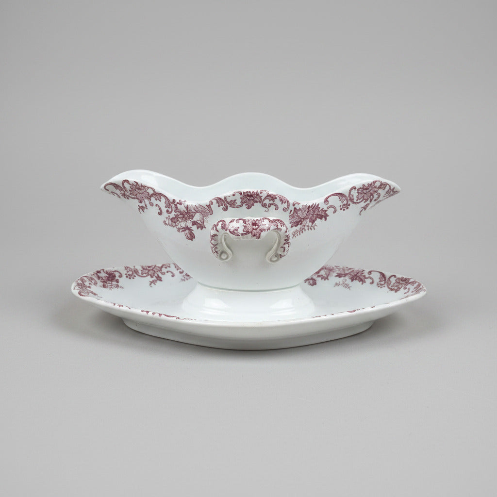 Saucière ancienne en Terre de Fer vers 1900, double bec verseur et décor floral rouge bordeaux.