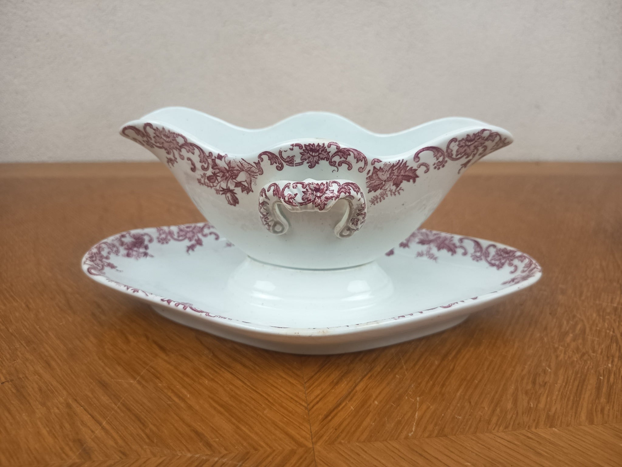 Saucière ancienne en Terre de Fer vers 1900, double bec verseur et décor floral rouge bordeaux.