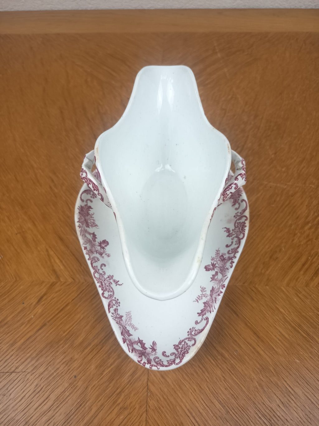 Saucière ancienne en Terre de Fer vers 1900, double bec verseur et décor floral rouge bordeaux.