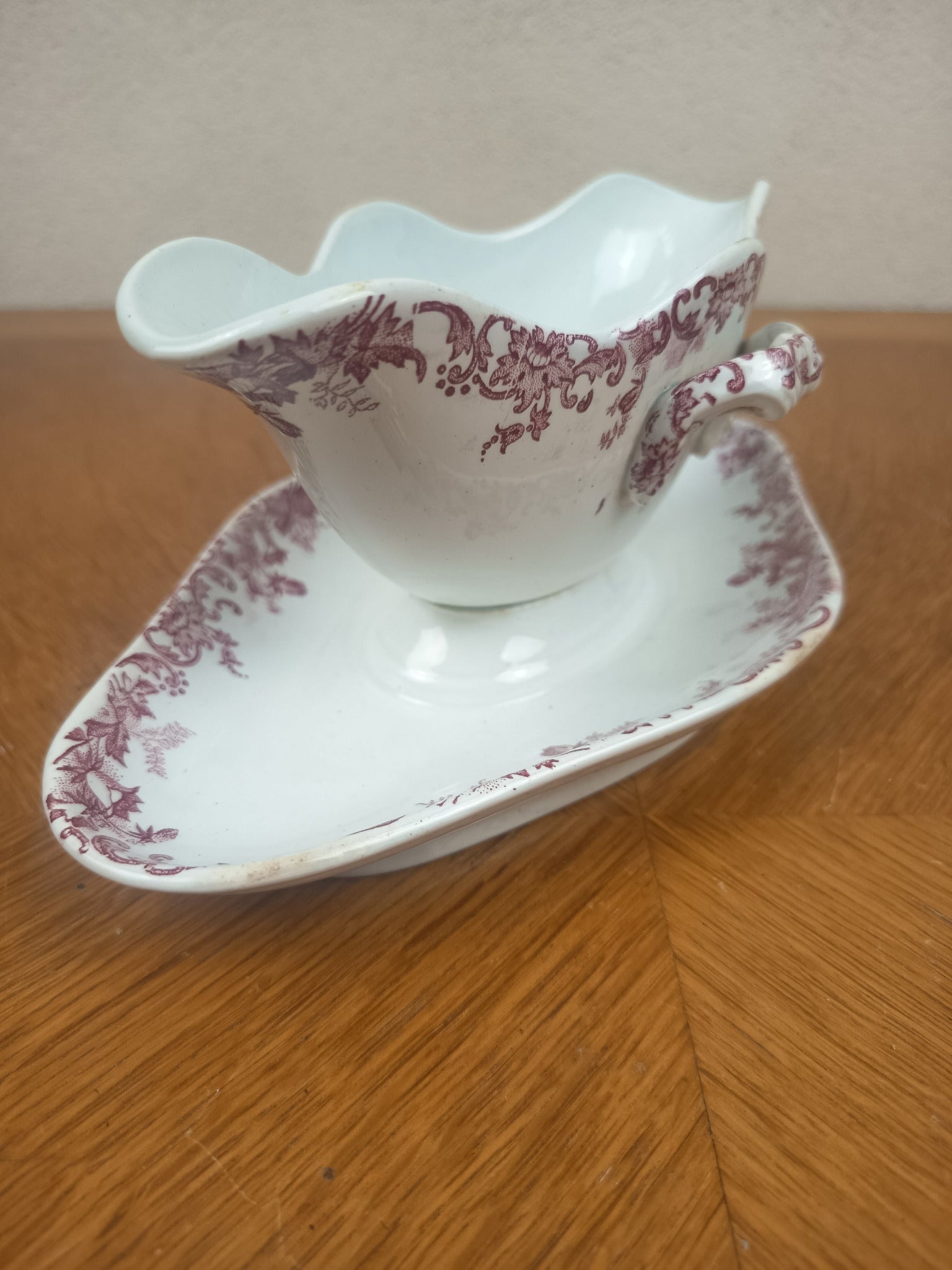 Saucière ancienne Terre de Fer décor floral bordeaux – double bec – vers 1900